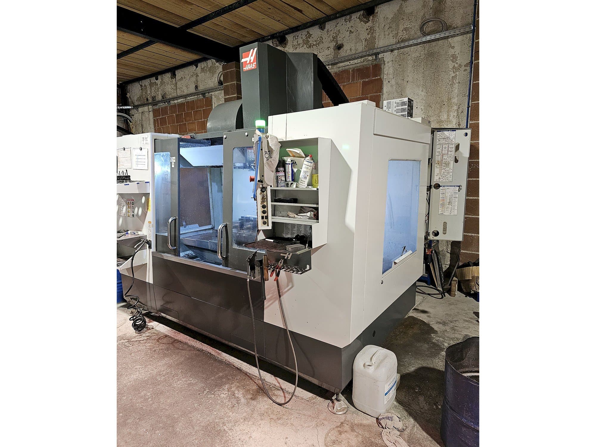 Vue de face de la machine HAAS VM3