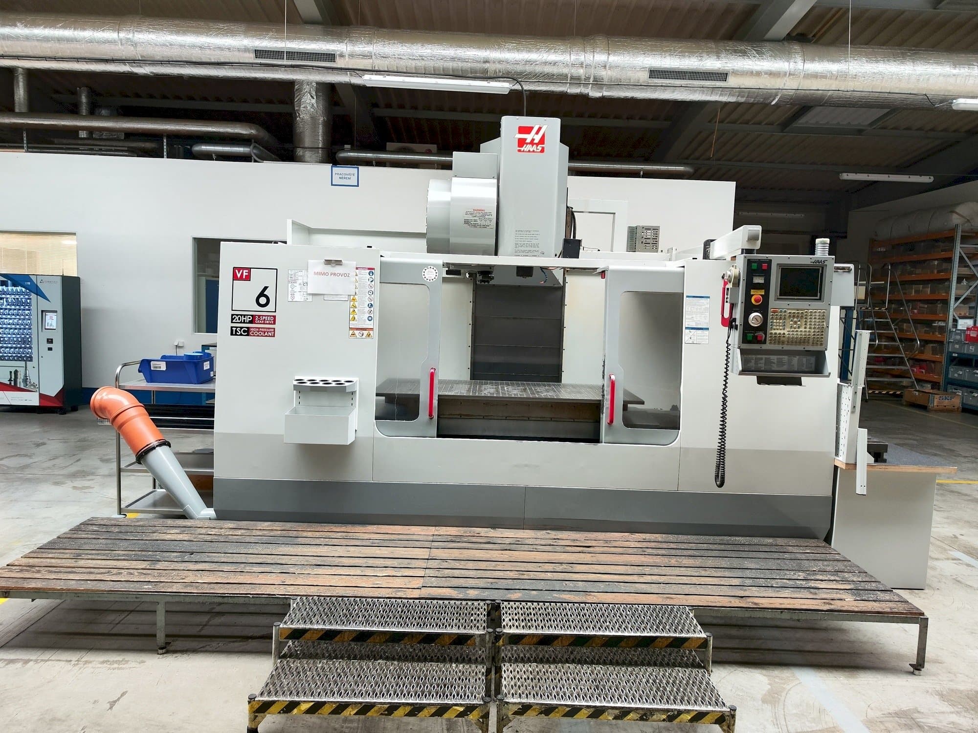 Vue de face de la machine HAAS VF-6