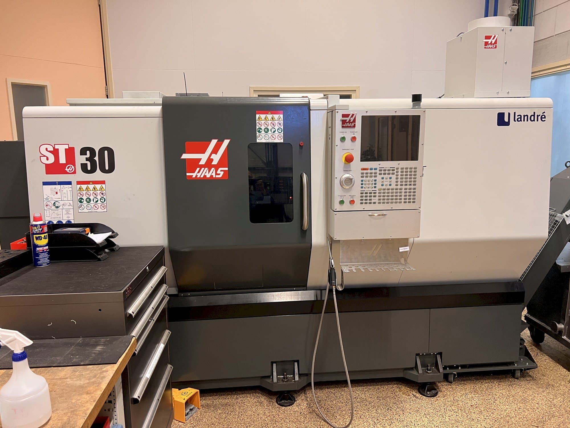 Vue de face de la machine HAAS ST30