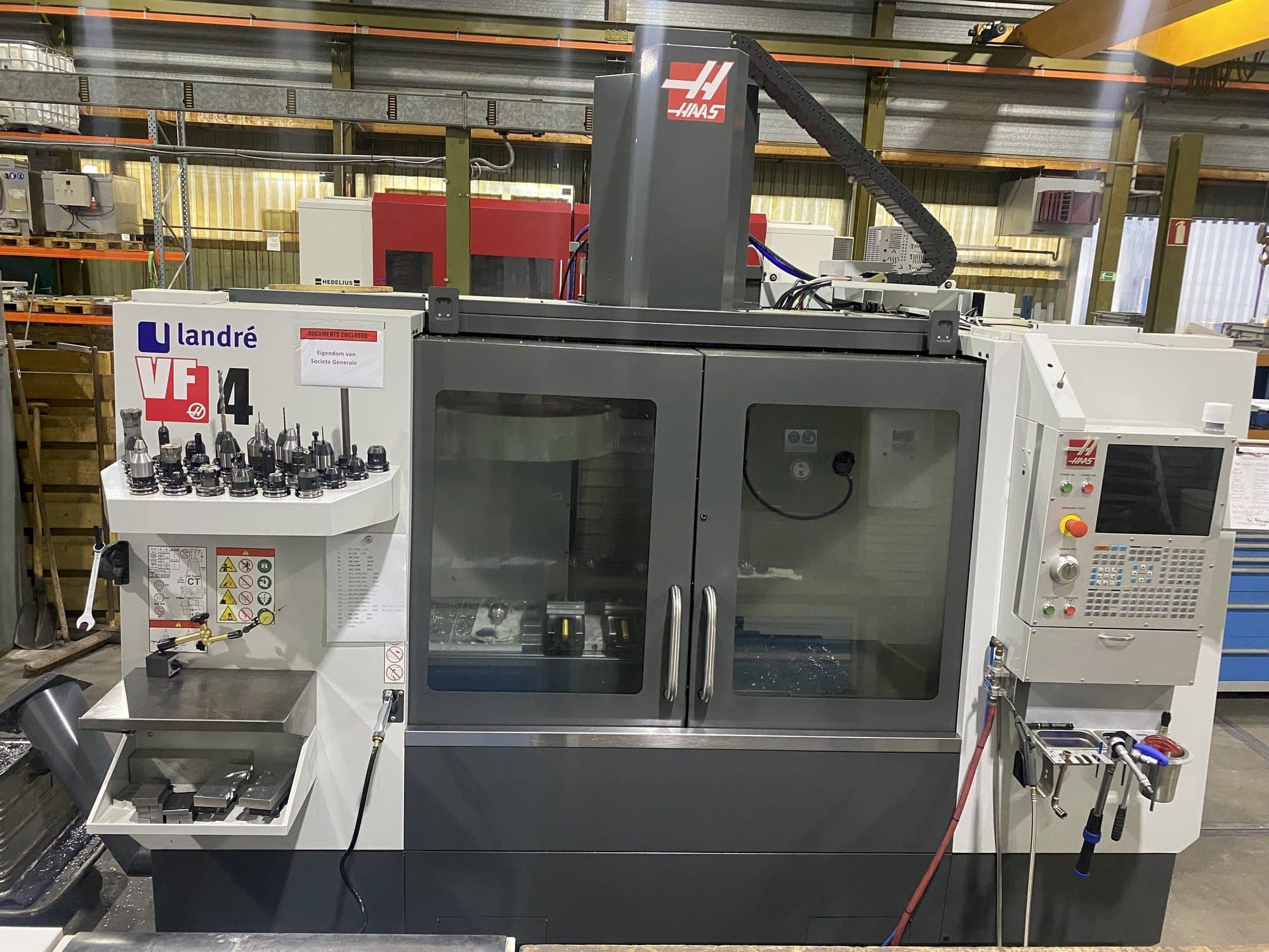 Vue de face de la machine HAAS VF-4