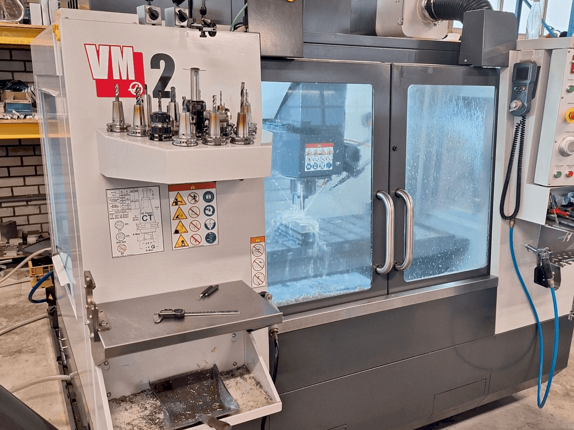 Vue de face de la machine HAAS VM-2