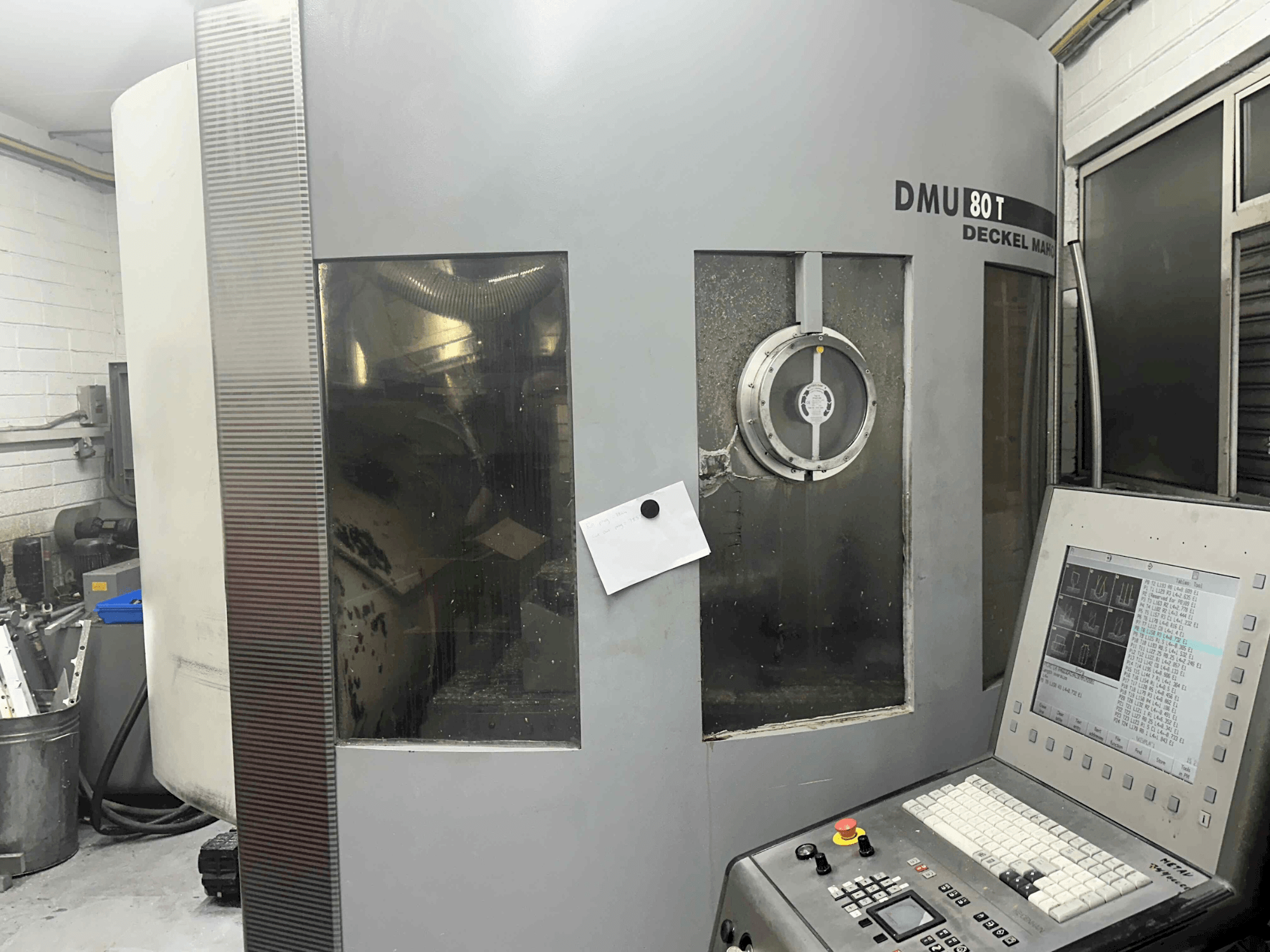 Vue de face de la machine DECKEL MAHO DMU 80T (2002)