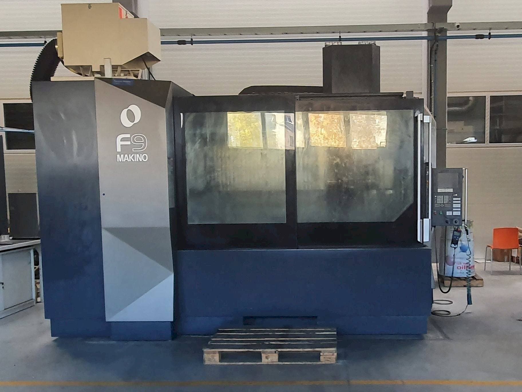 Vue de face de la machine Makino F9