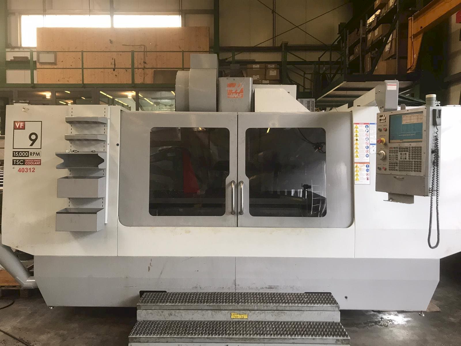 Vue de face de la machine HAAS VF-9