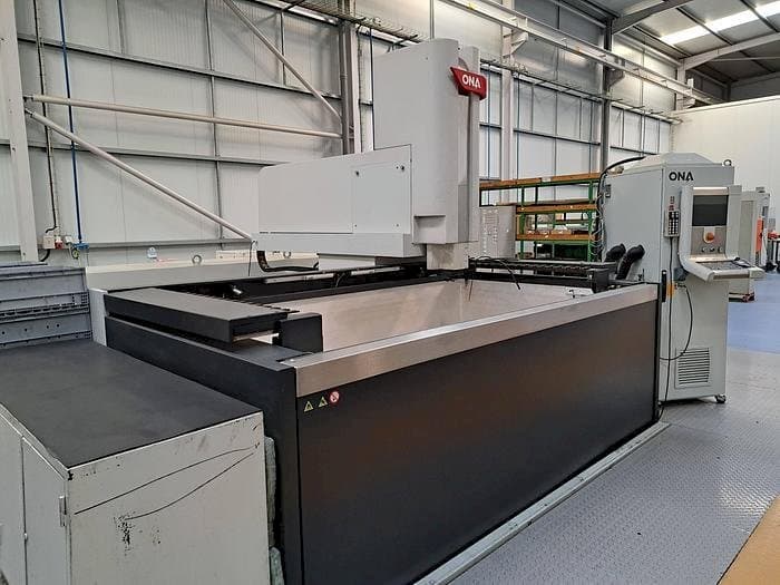 Vue de face de la machine ONA QX8 B1 L