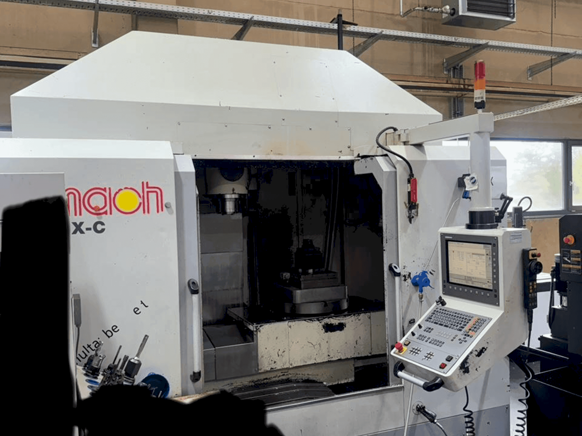 Vue de face de la machine Eumach HSM-5XC