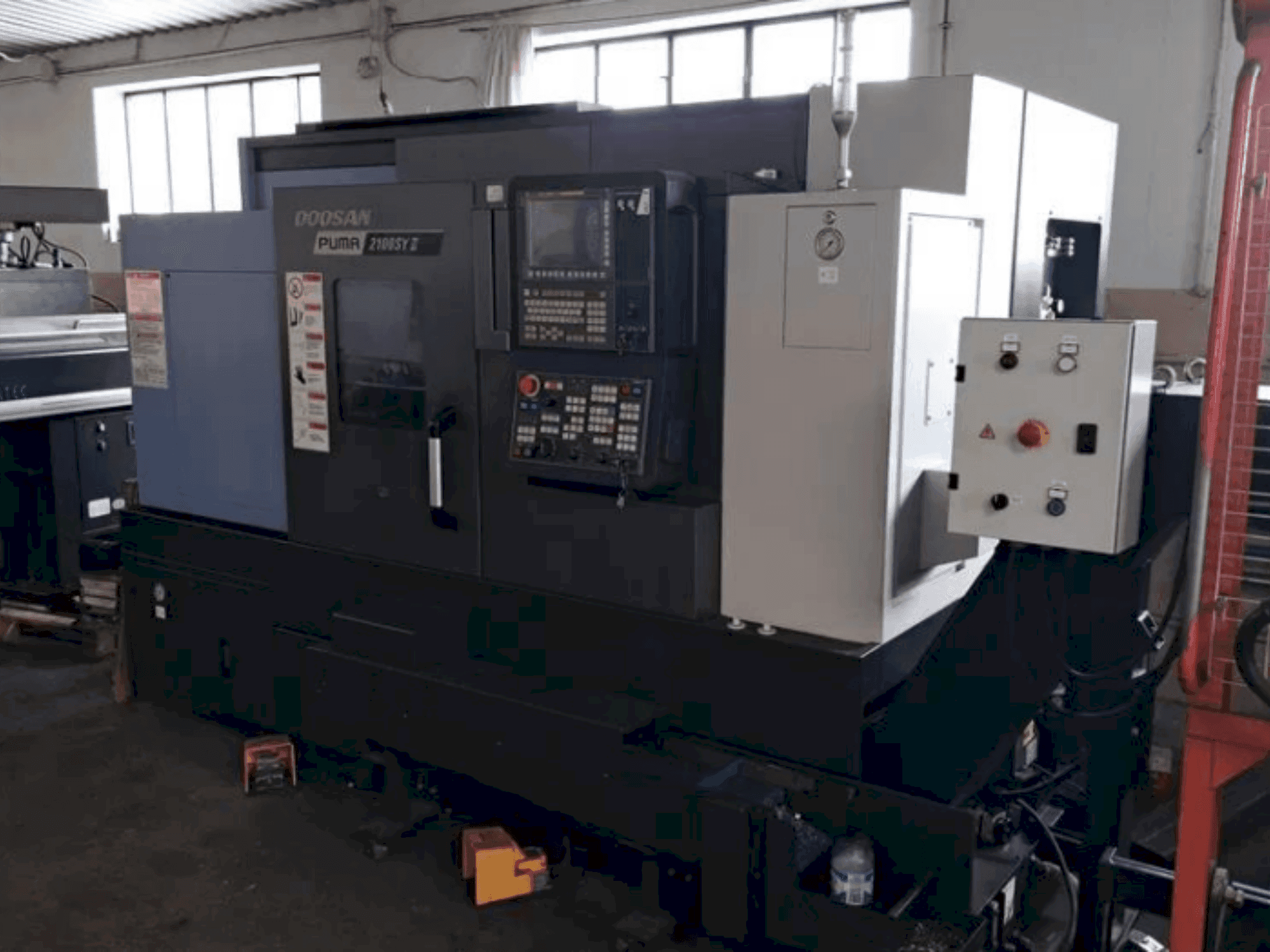 Vue de face de la machine DOOSAN PUMA 2100 SY II