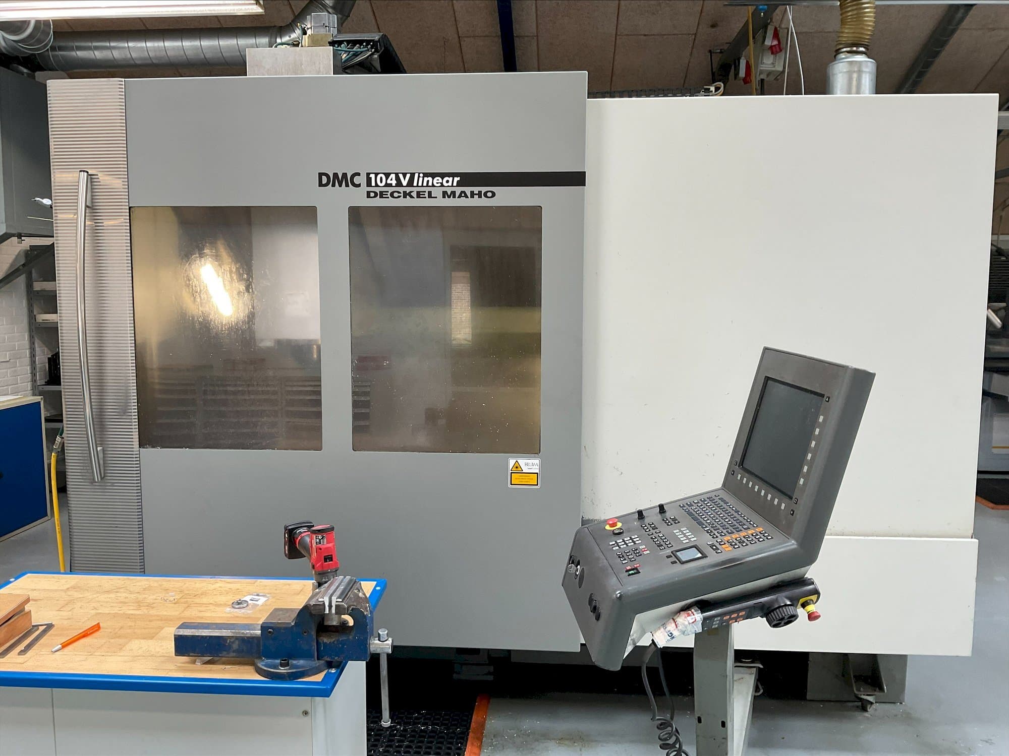 Vue de face de la machine DMG MORI DMC 104V linear