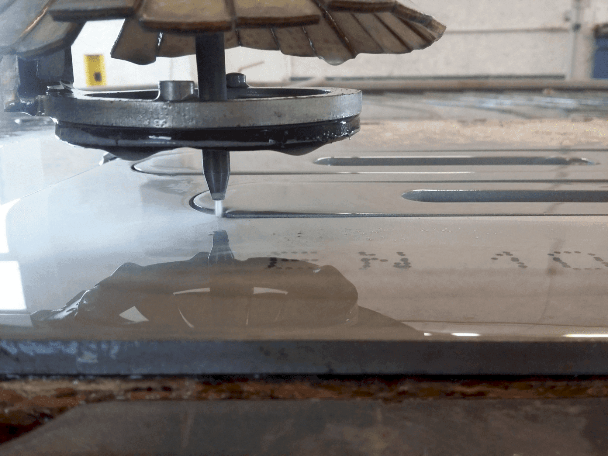 Salle de travail de la machine Intermac primus 322 (2014)