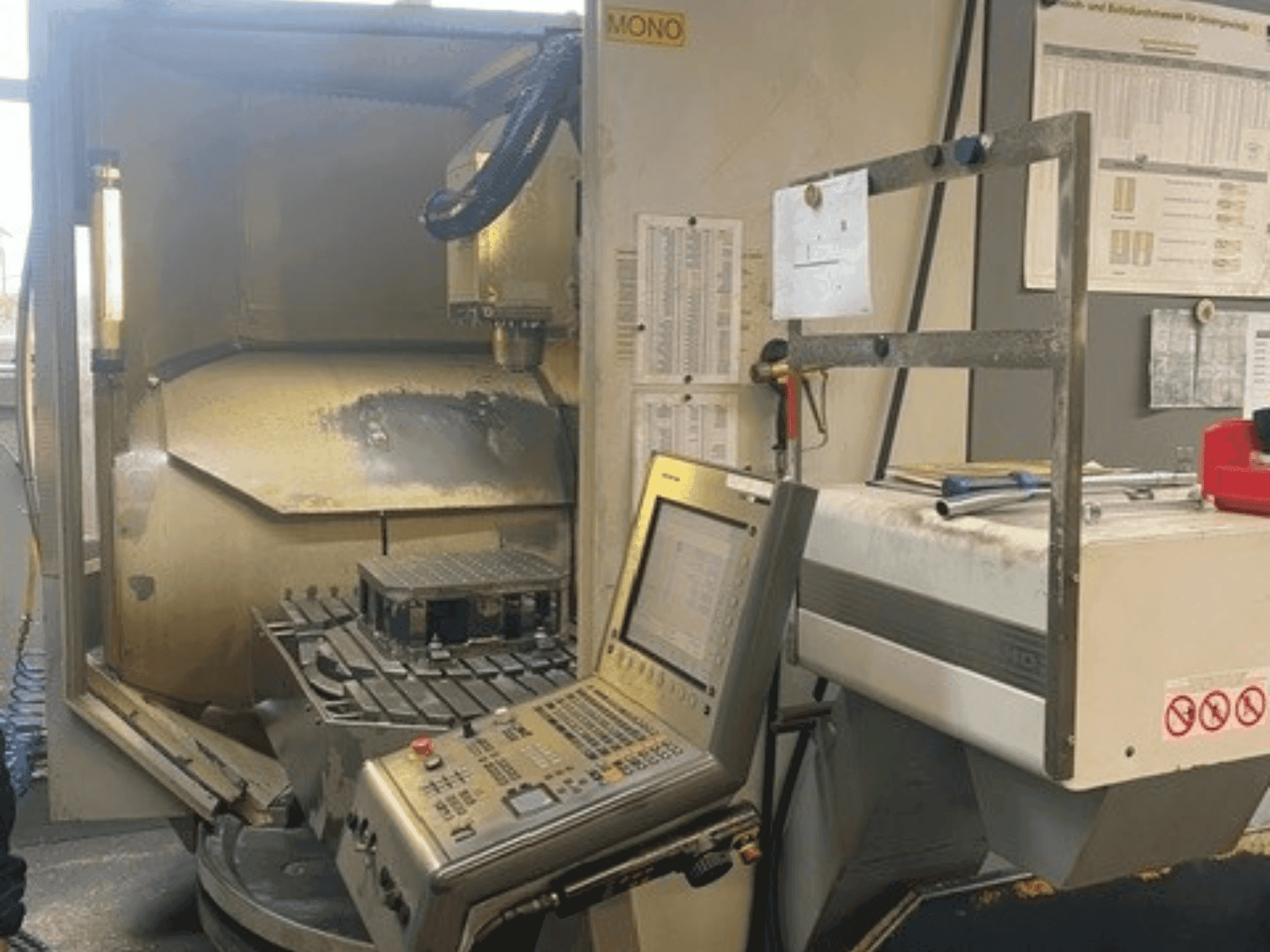 Vue de face de la machine DECKEL MAHO DMU 80 monoBLOCK simultan