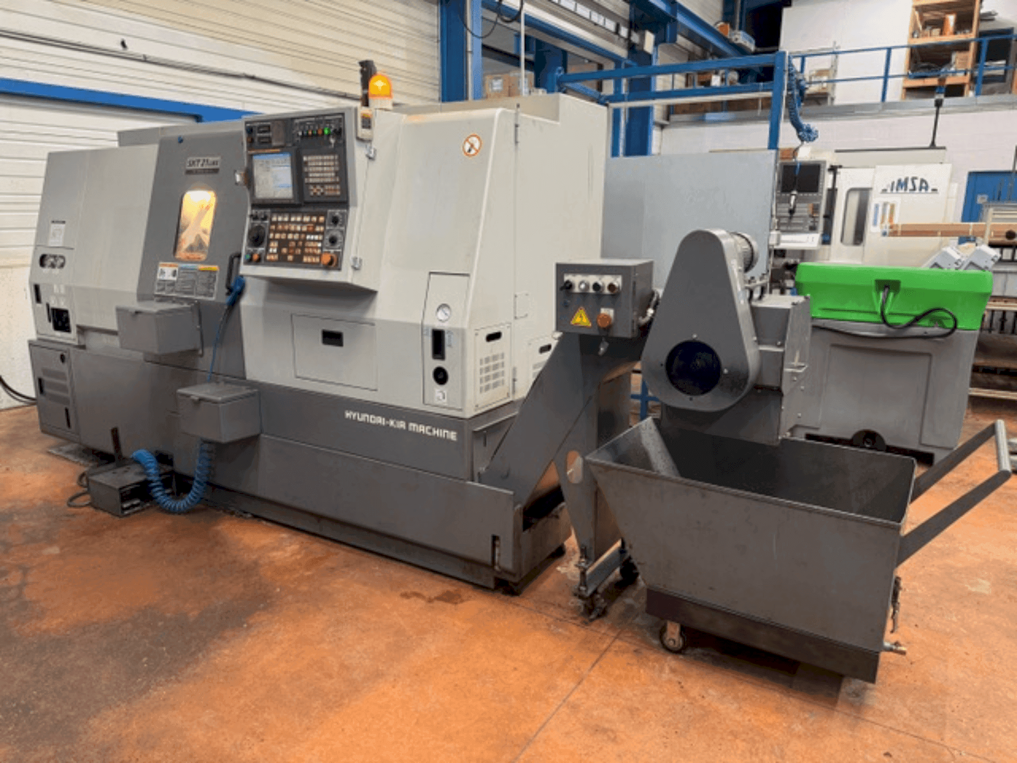 Vue de face de la machine HYUNDAI KIA SKT21LMS