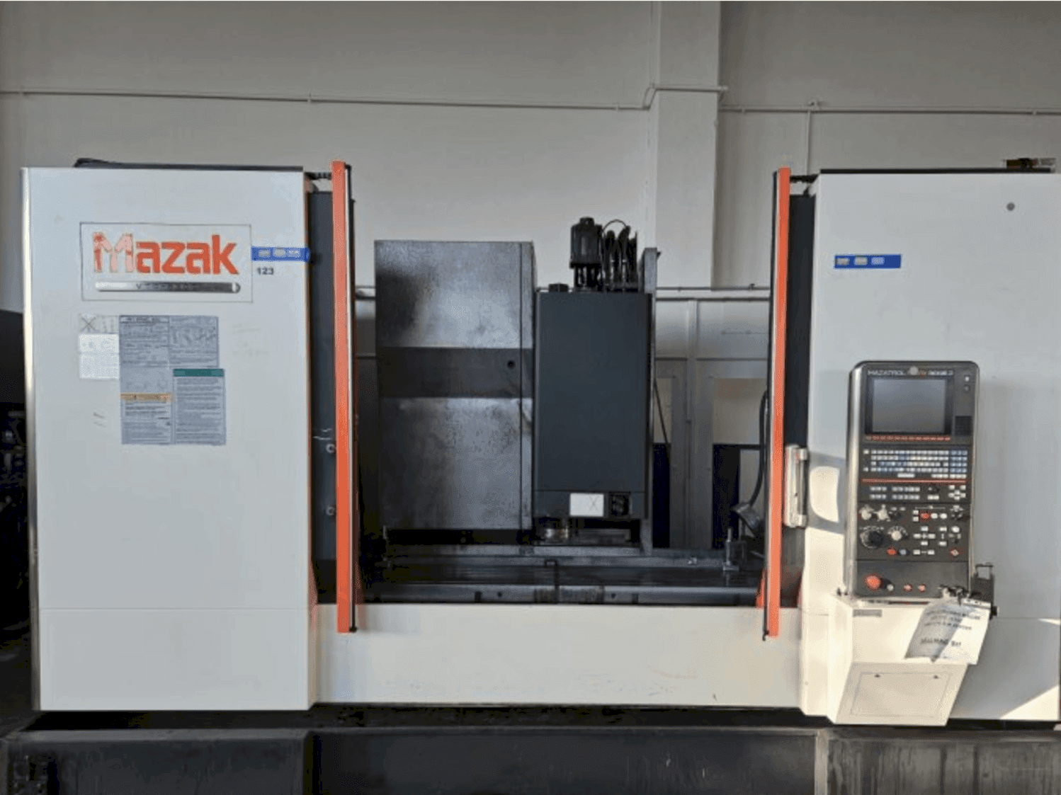 Vue de face de la machine Mazak VTC-530C