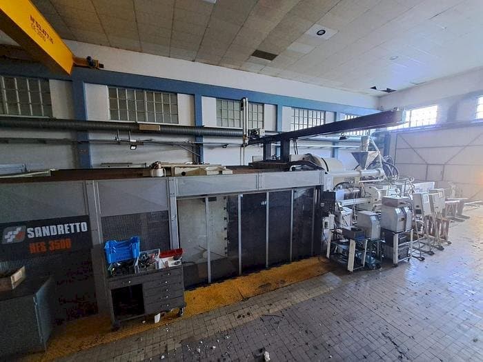 Vue de face de la machine SANDRETTO HES 3500