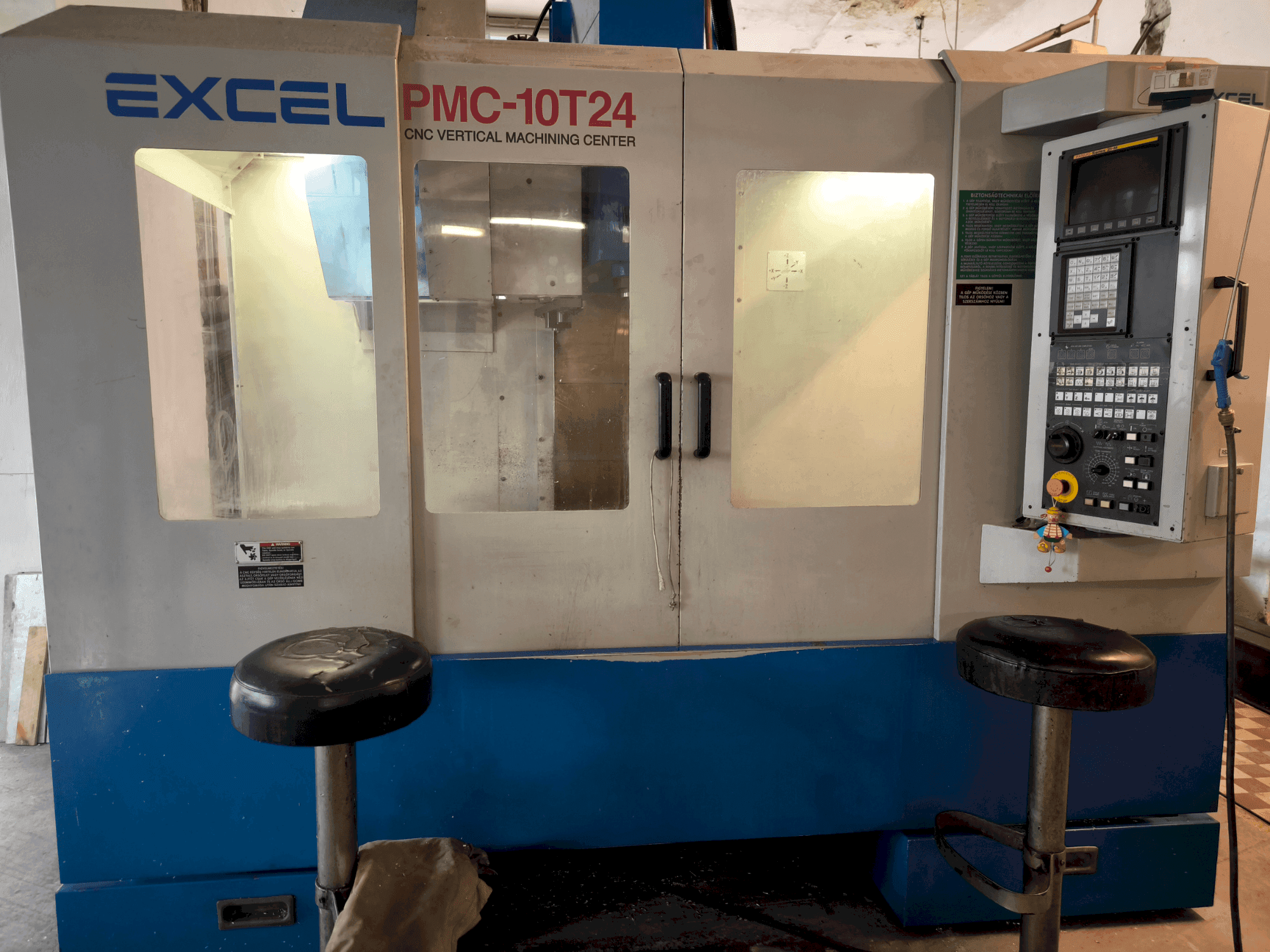 Vue de face de la machine Excel Excel PMC 10T24 (2004)