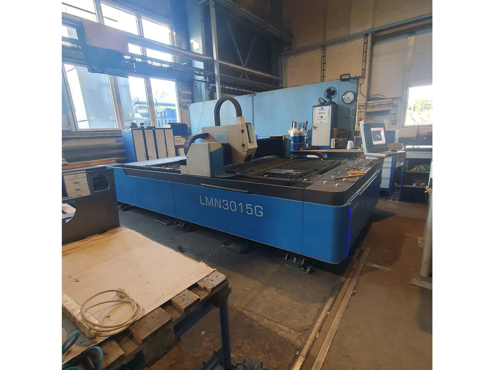 Vue de face de la machine Leiming LMN3015G