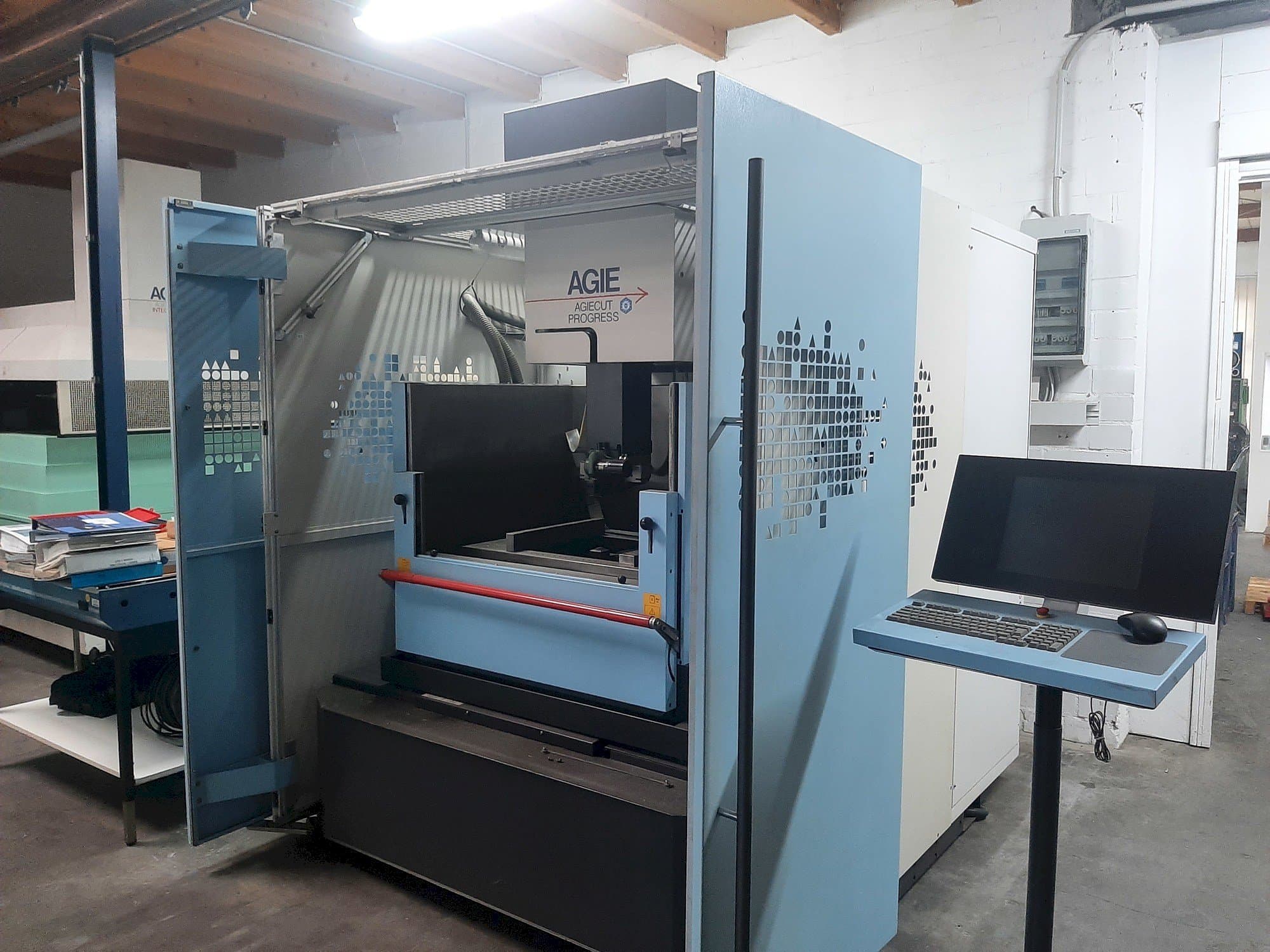 Vue de face de la machine AGIE Agiecut Progress 3