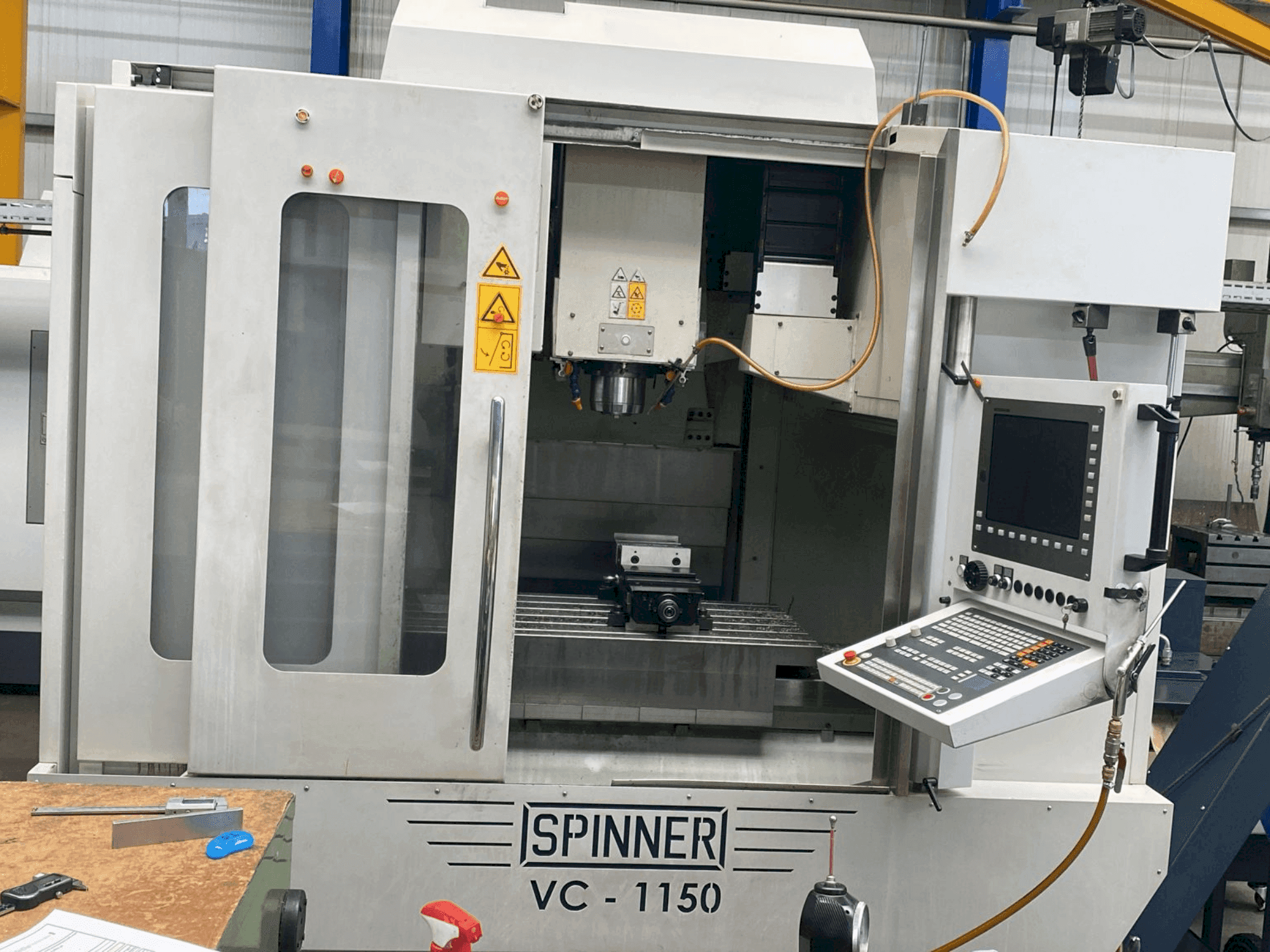 Vue de face de la machine SPINNER VC 1150