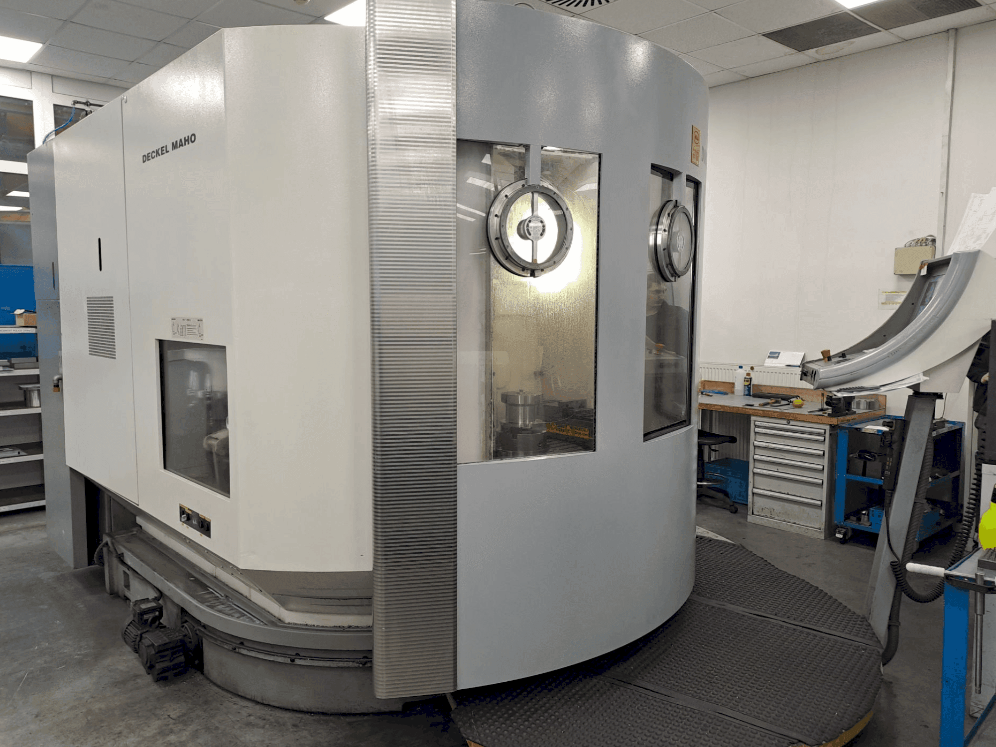 Vue de face de la machine DECKEL MAHO DMU 100T