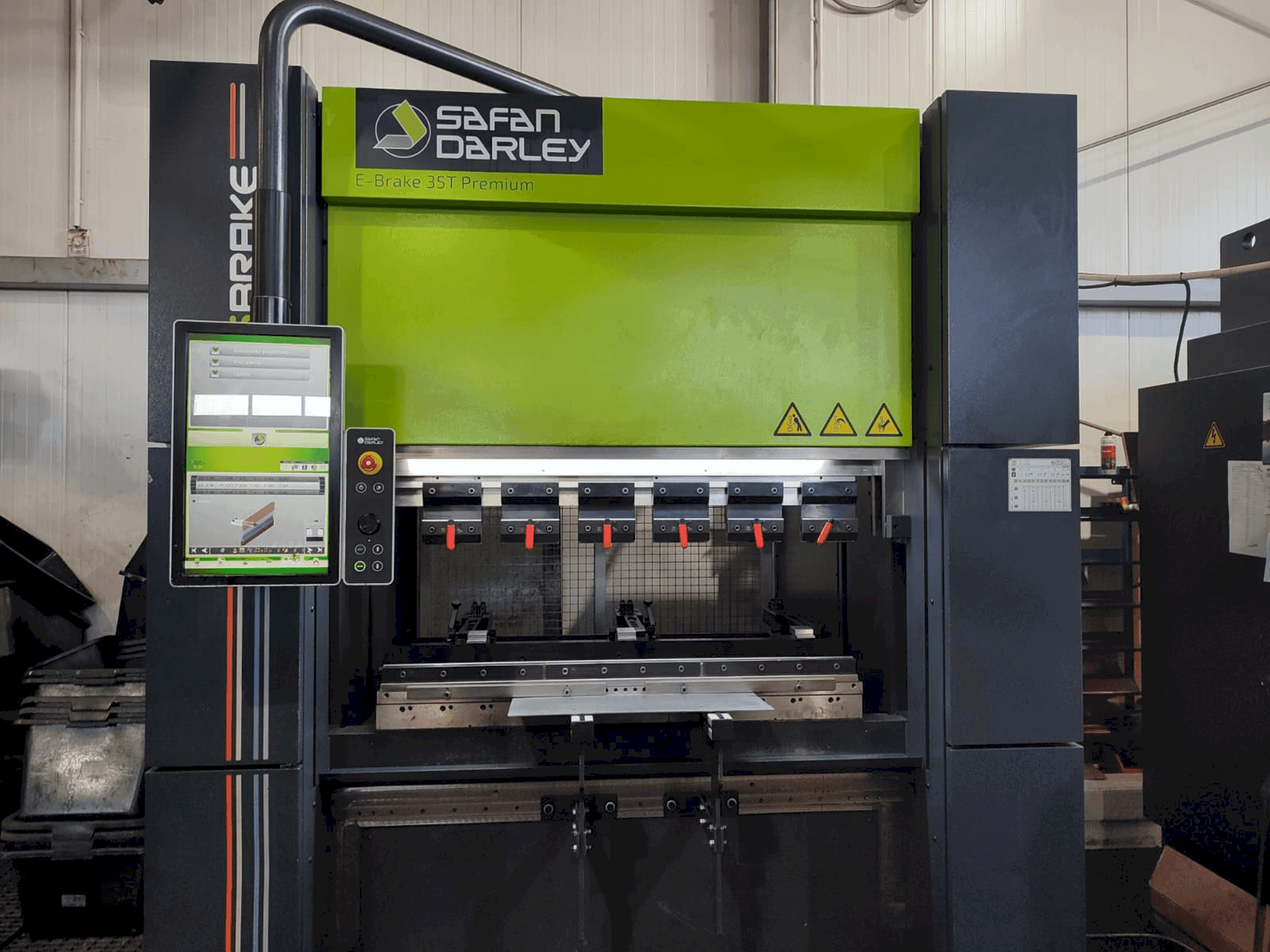 Vue de face de la machine Safan E-Brake Premium 35-1250