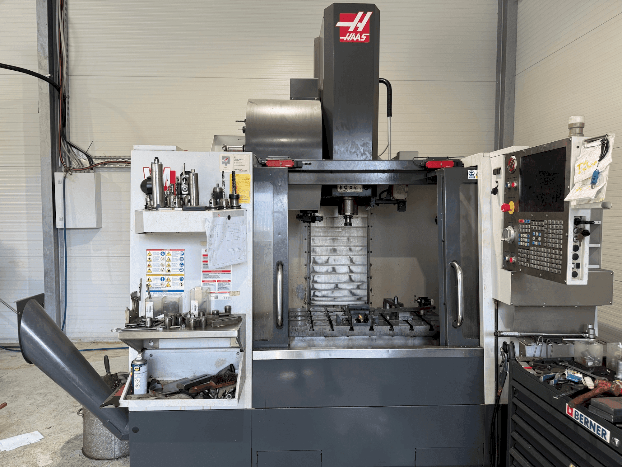 Vue de face de la machine HAAS VM-2