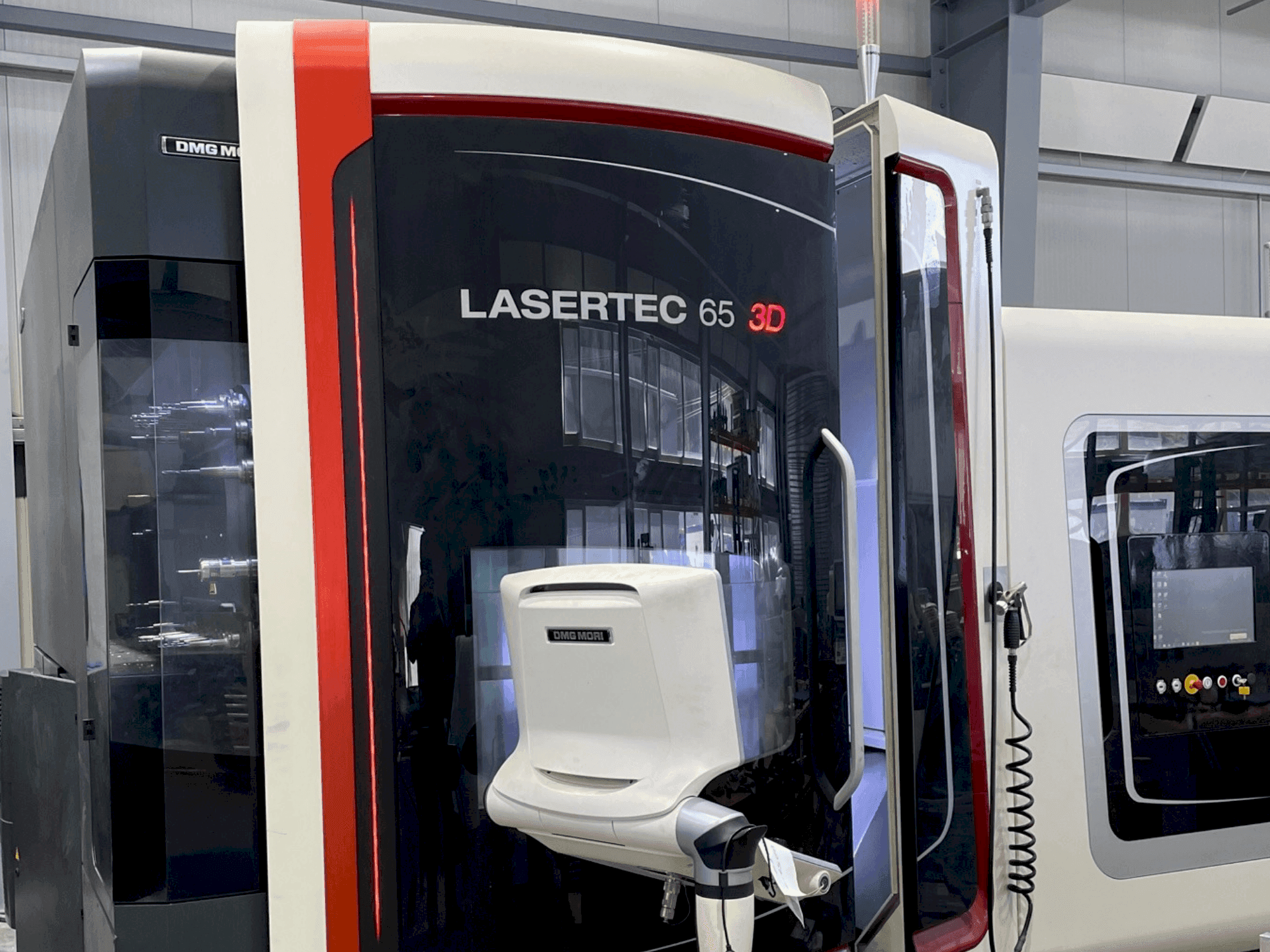 Vue de face de la machine DMG MORI LASERTEC 65 3D Hybrid