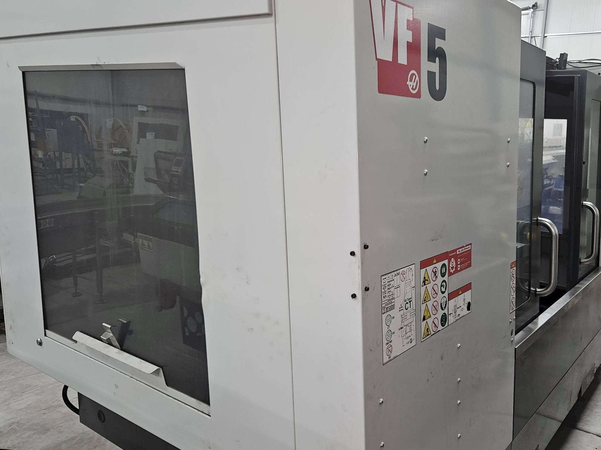 Vue de face de la machine HAAS VF-5/40