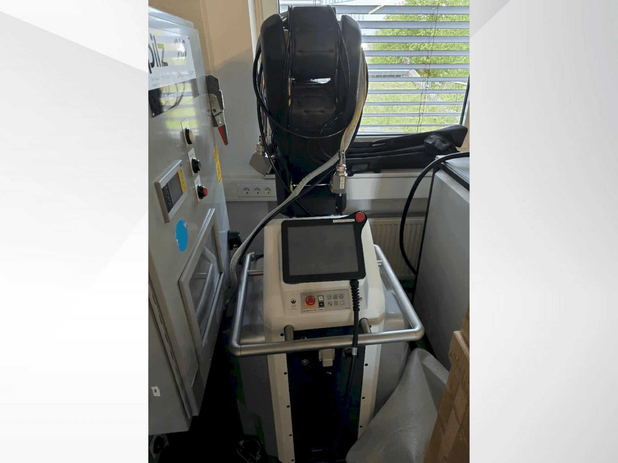 Vue de face de la machine FANUC LR Mate 200iD/7L