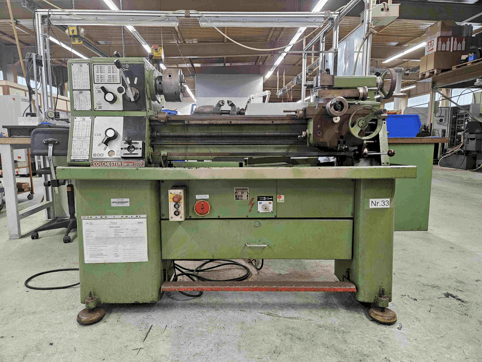 Vue de face de la machine Colchester Bantam 2000