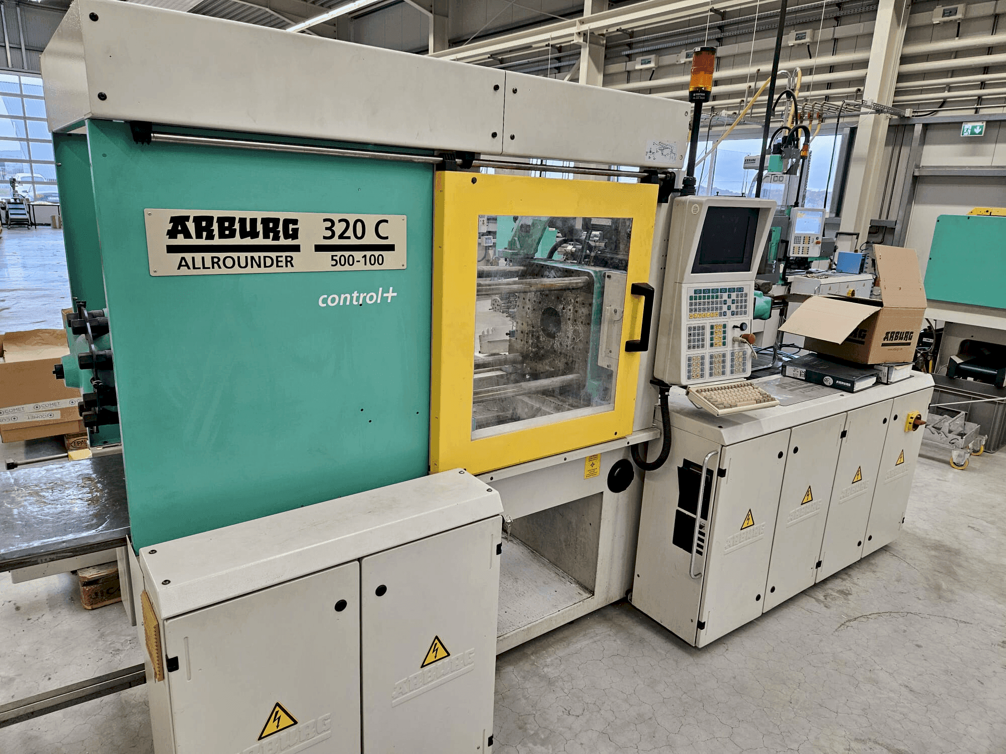 Vue de face de la machine Arburg 320 C 500-100 + Multilift H with B-Axis