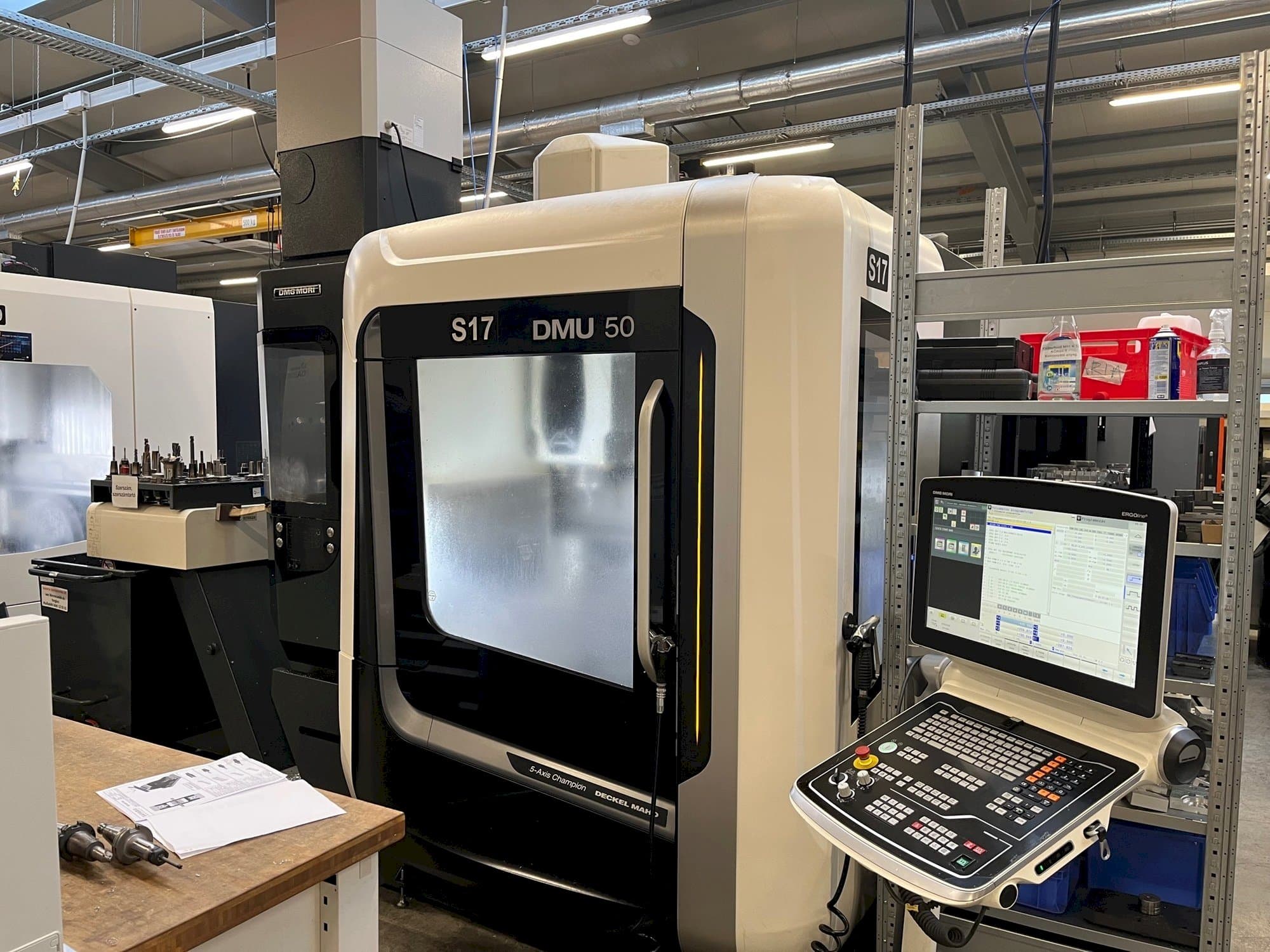 Vue de face de la machine DMG MORI DMU 50