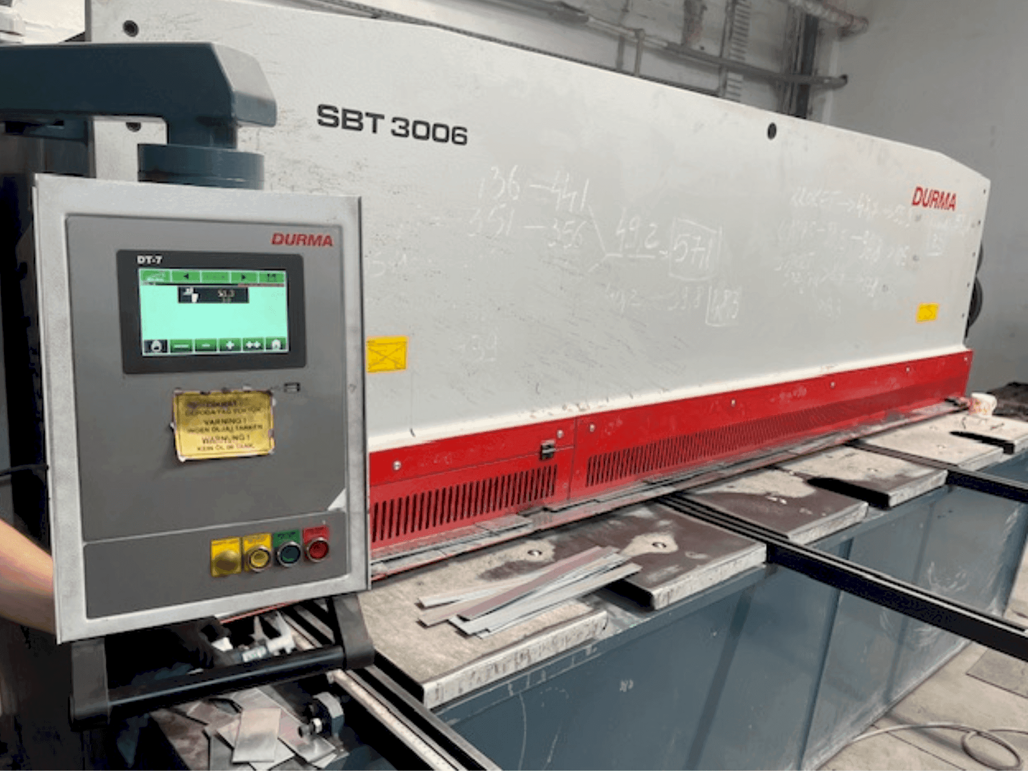 Vue de face de la machine Durma SBT 3006