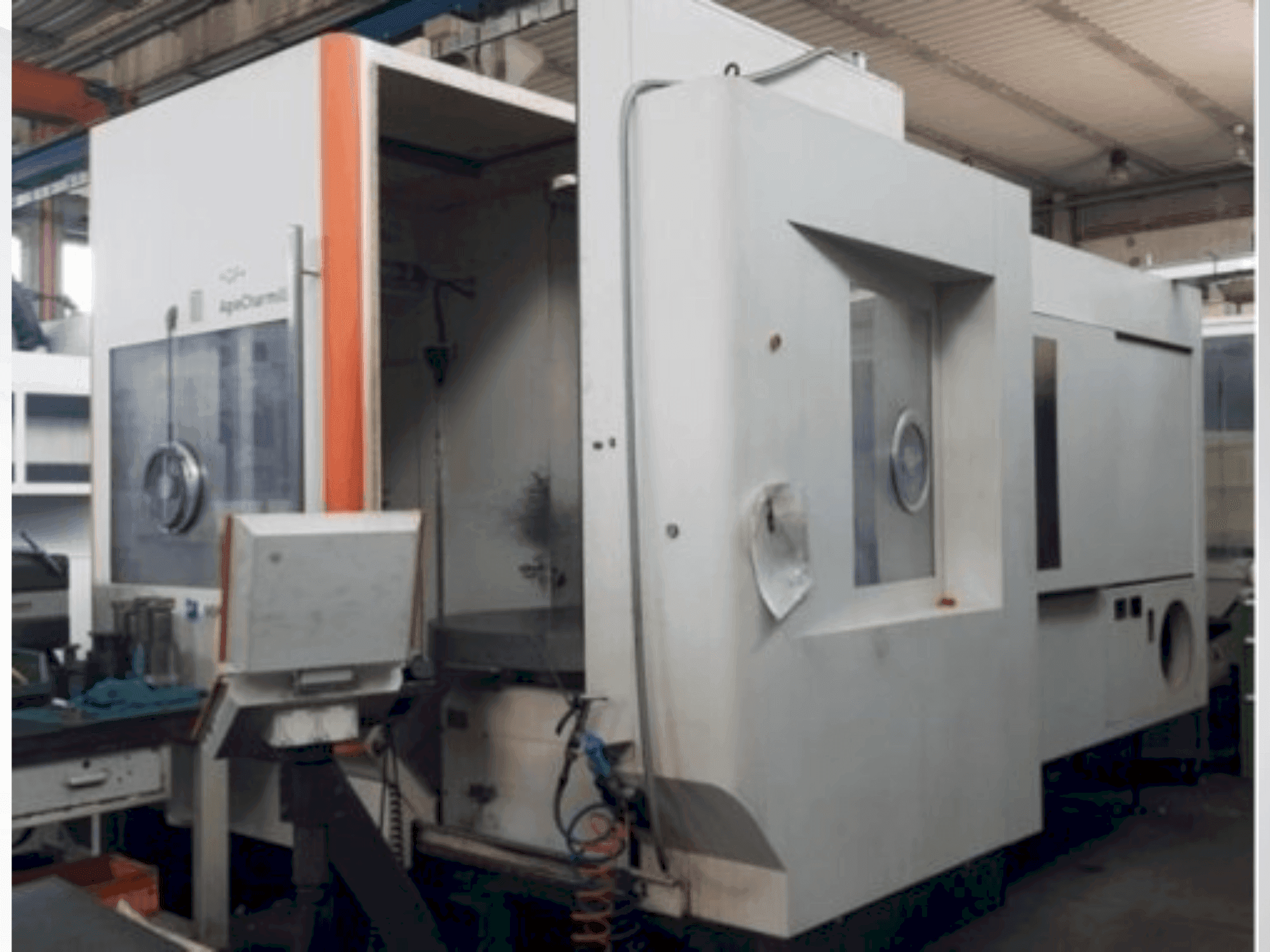 Vue de face de la machine MIKRON HPM 1350U