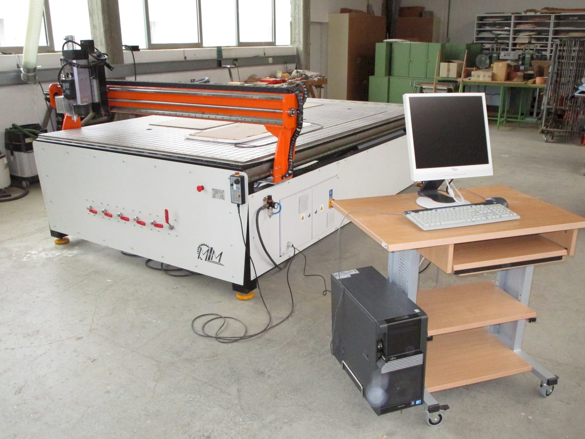 Vue de face de la machine MLM Ploter CNC