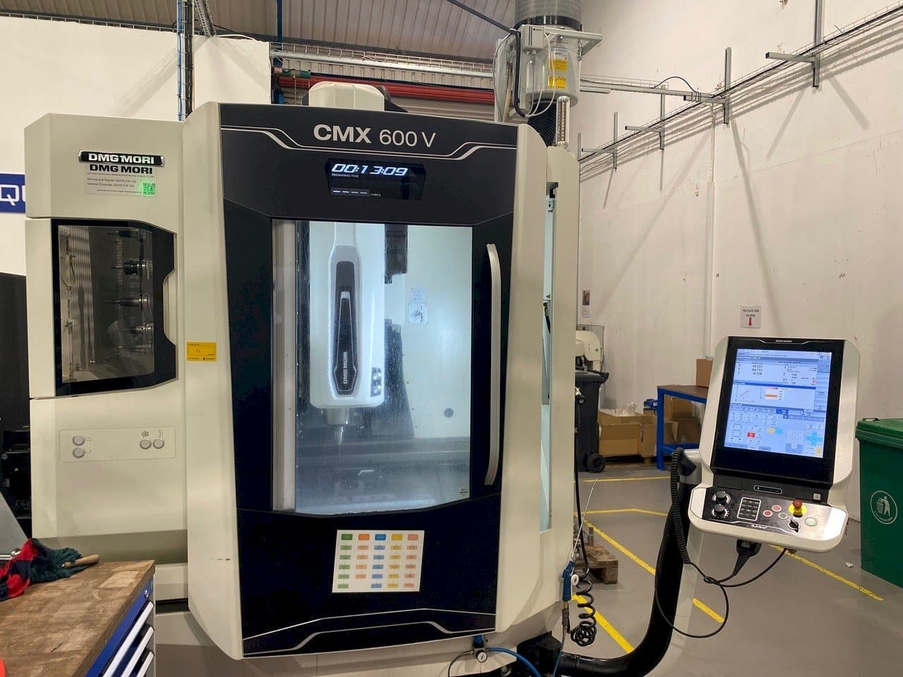 Vue de face de la machine DMG CMX 600 V