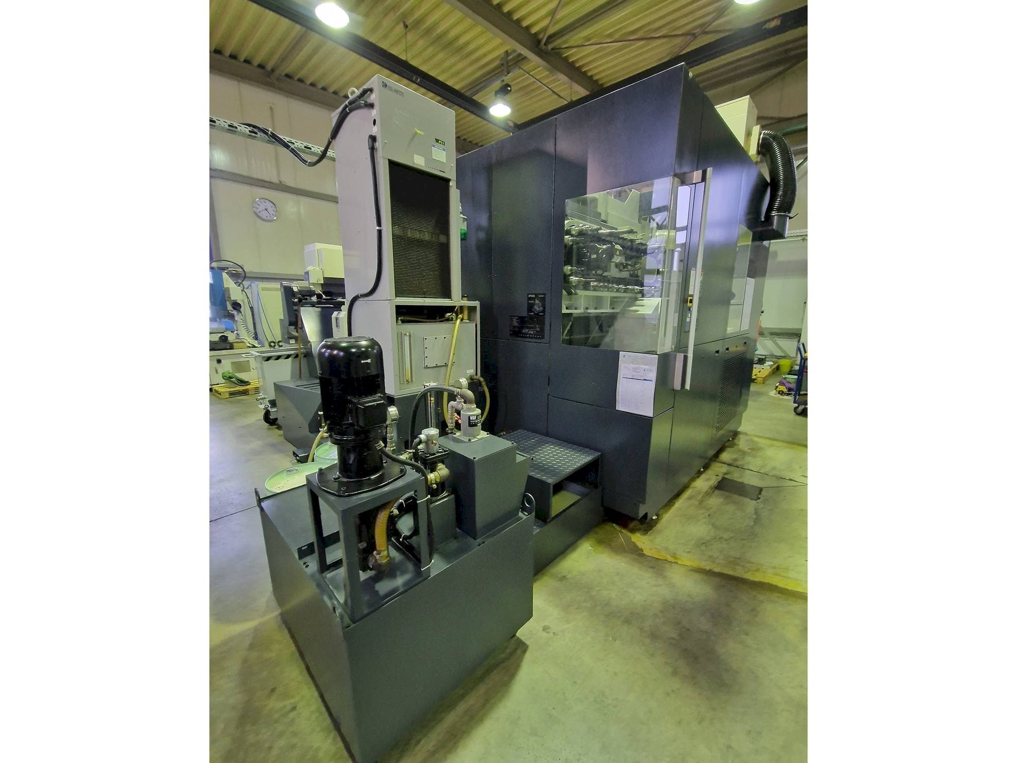 Vue de face de la machine Makino F9