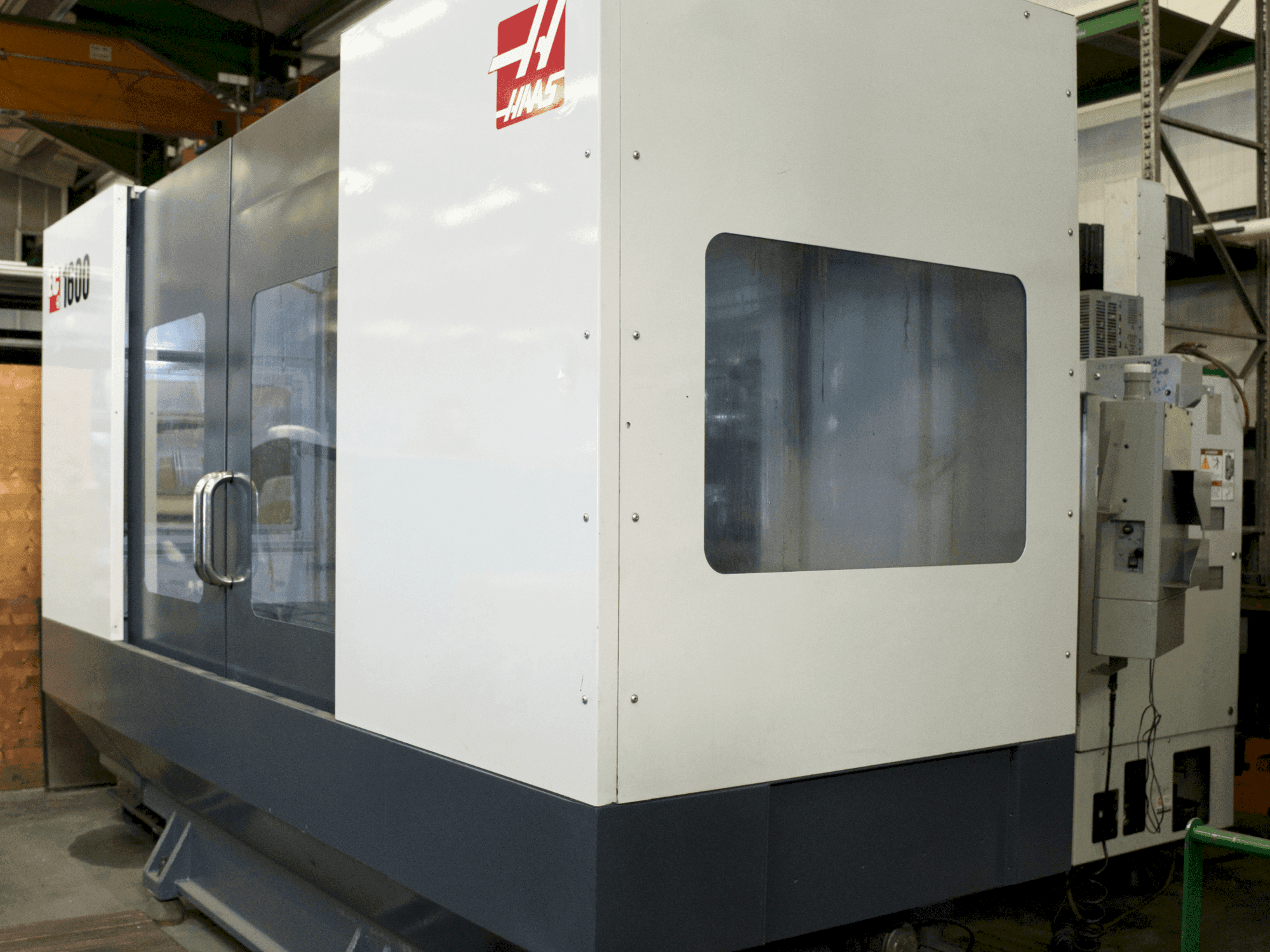Vue de face de la machine HAAS EC-1600