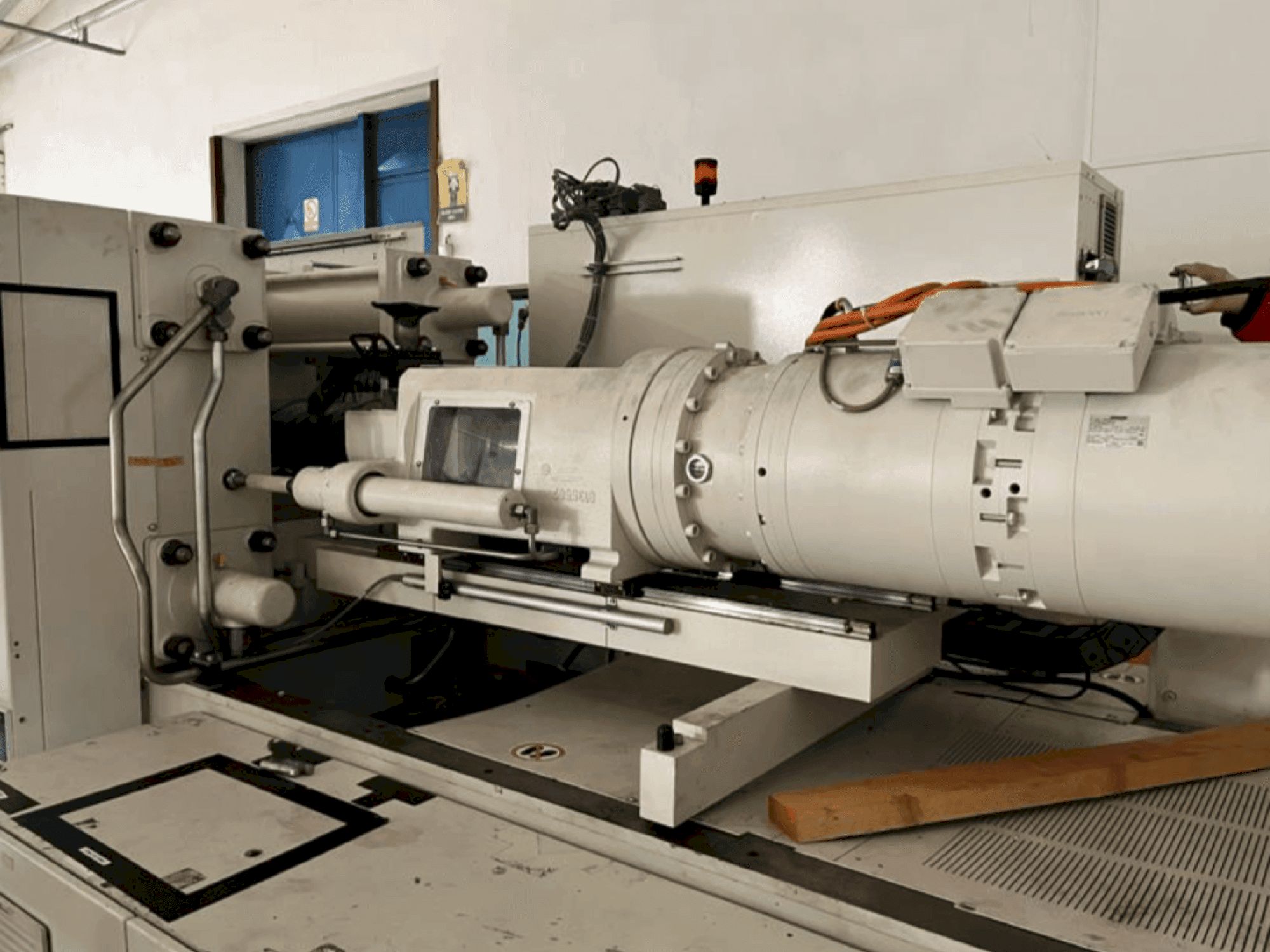 Vue de face de la machine Krauss Maffei 200-750 CX