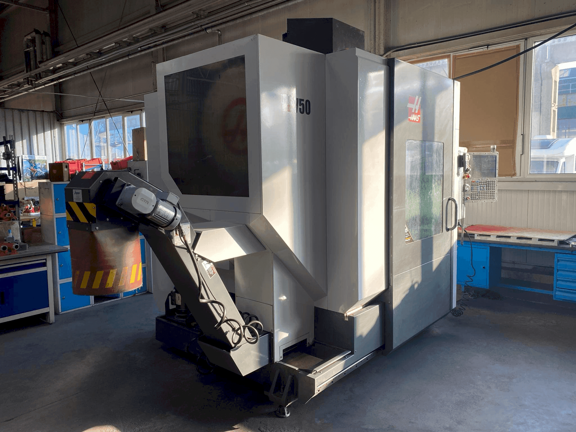 Vue de face de la machine HAAS UMC-750