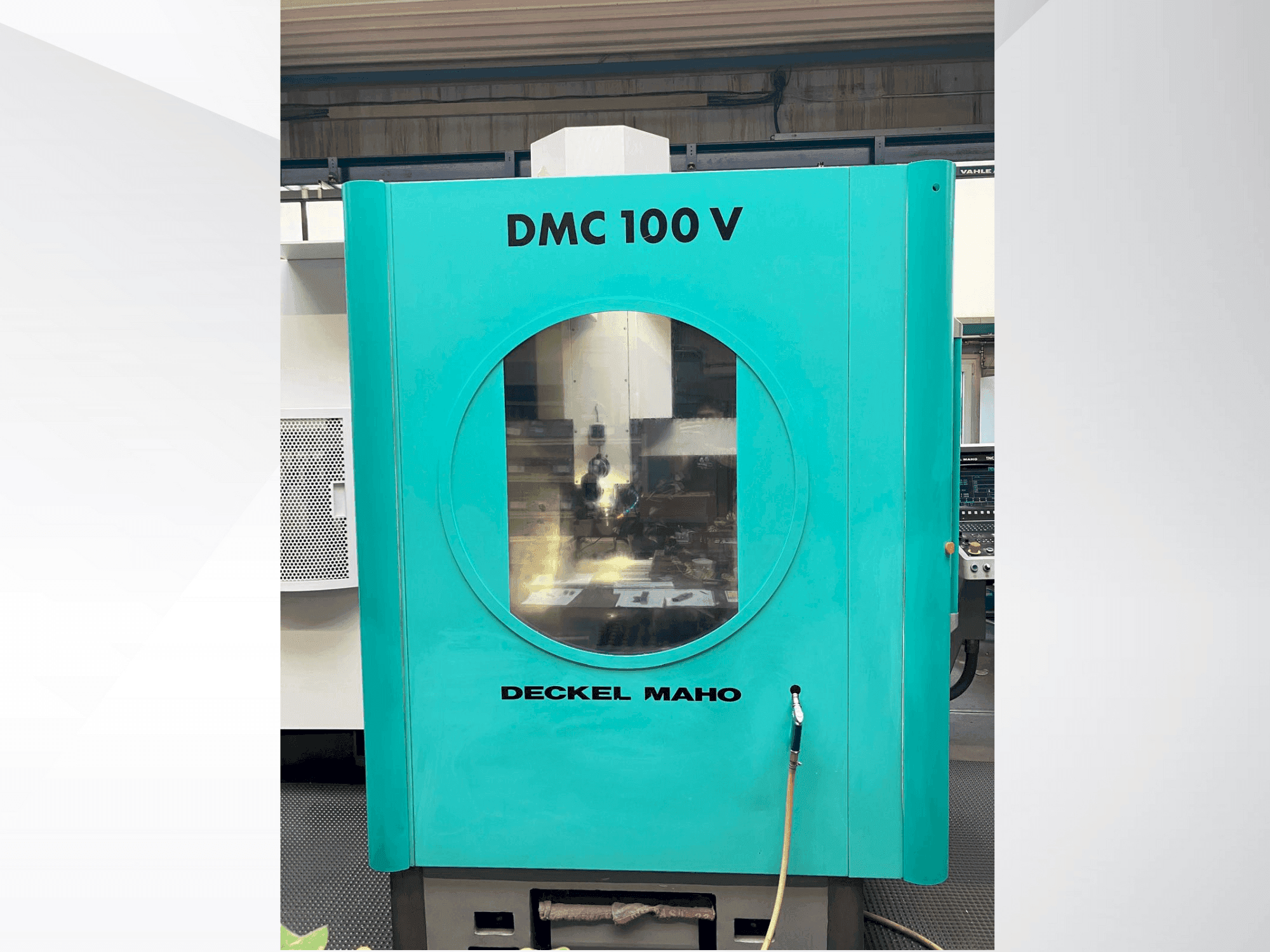 Vue de face de la machine DECKEL MAHO DMC 100V