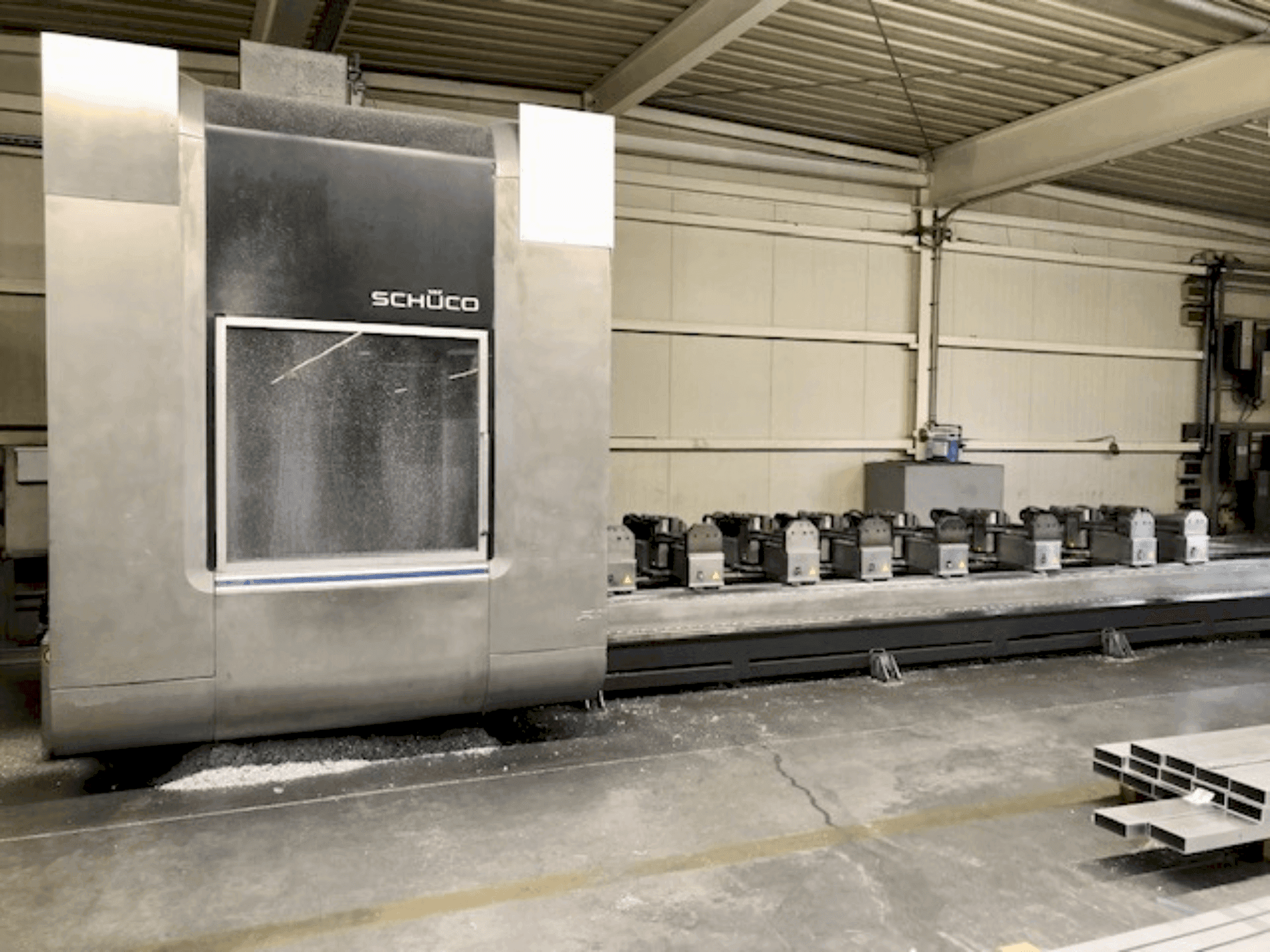 Vue de face de la machine SCHÜCO MFM DC 500