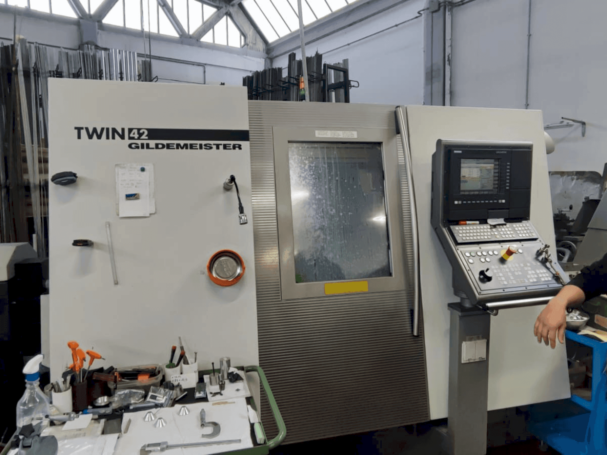 Vue de face de la machine Gildemeister TWIN 42