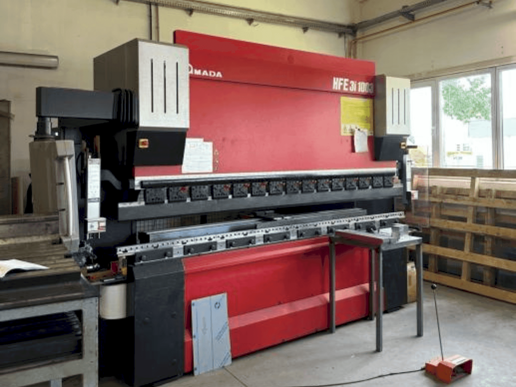 Vue de face de la machine AMADA HFE 3i 1003