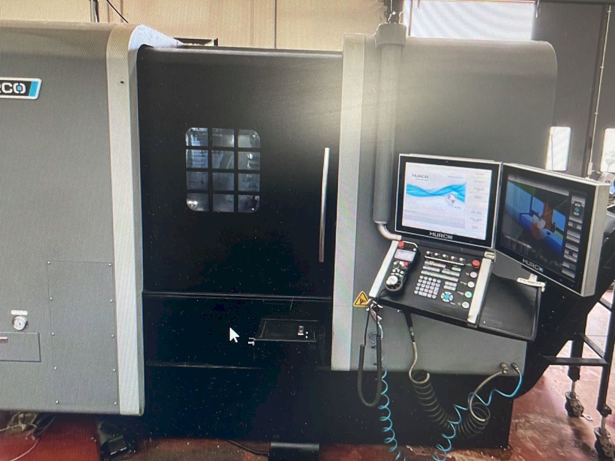 Vue de face de la machine Hurco TMX8MYSi