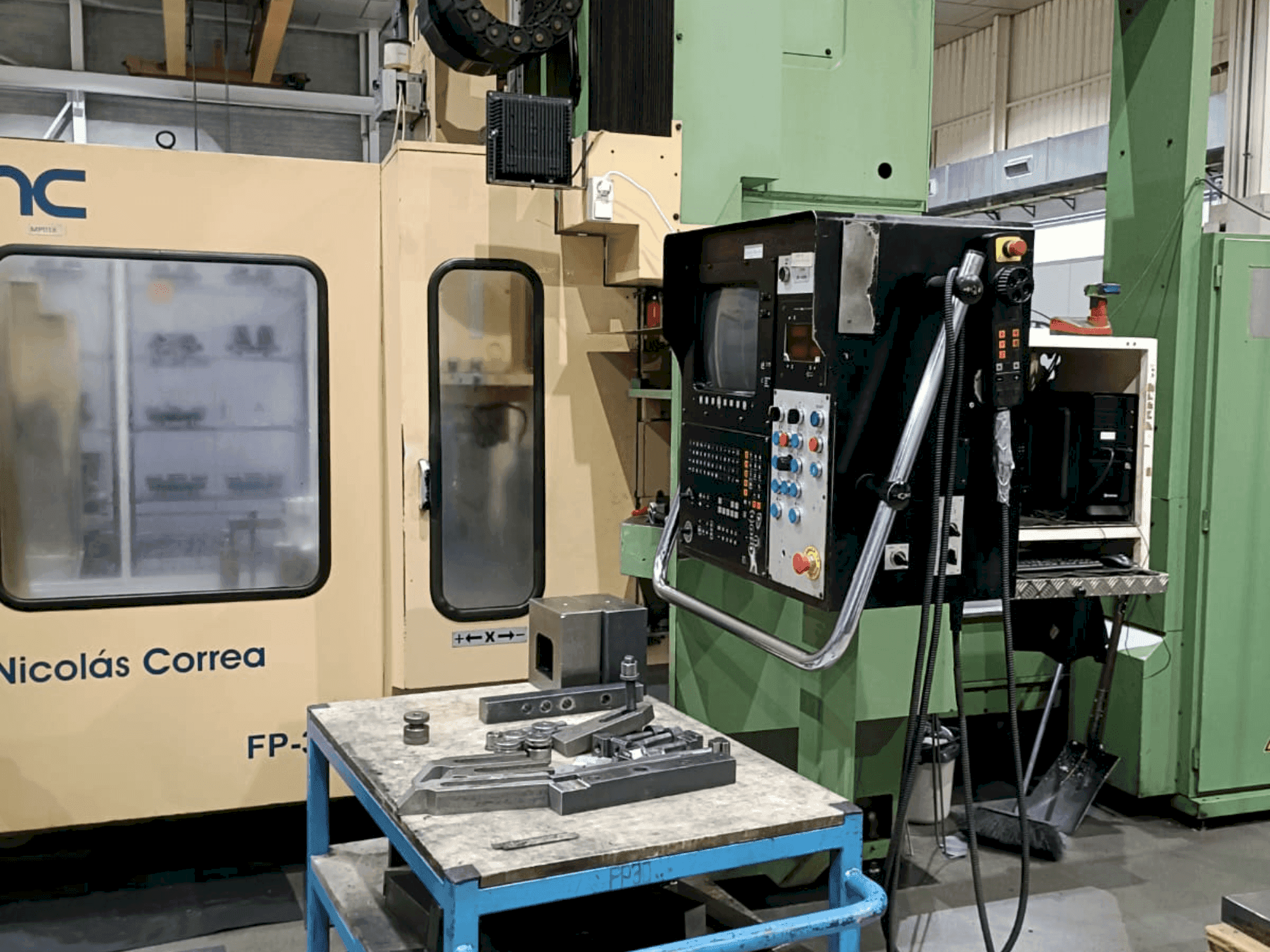 Vue de face de la machine Correa FP30