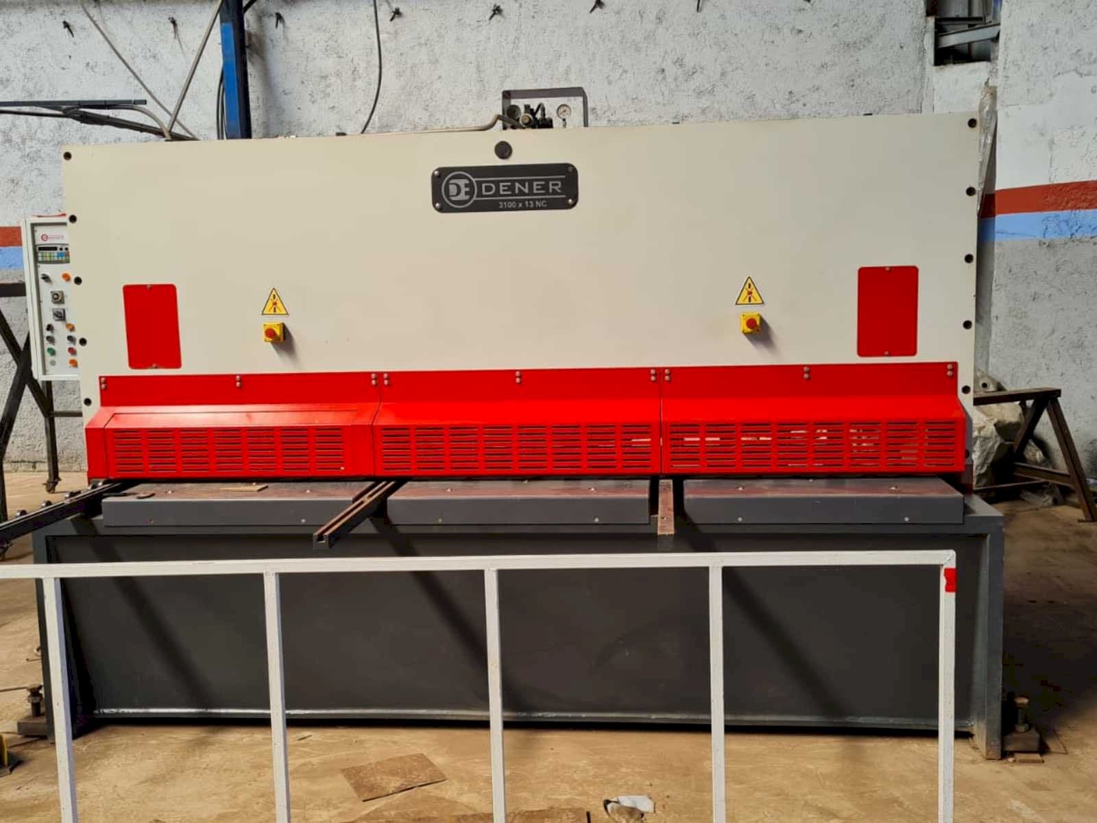 Vue de face de la machine DENER BS 3013