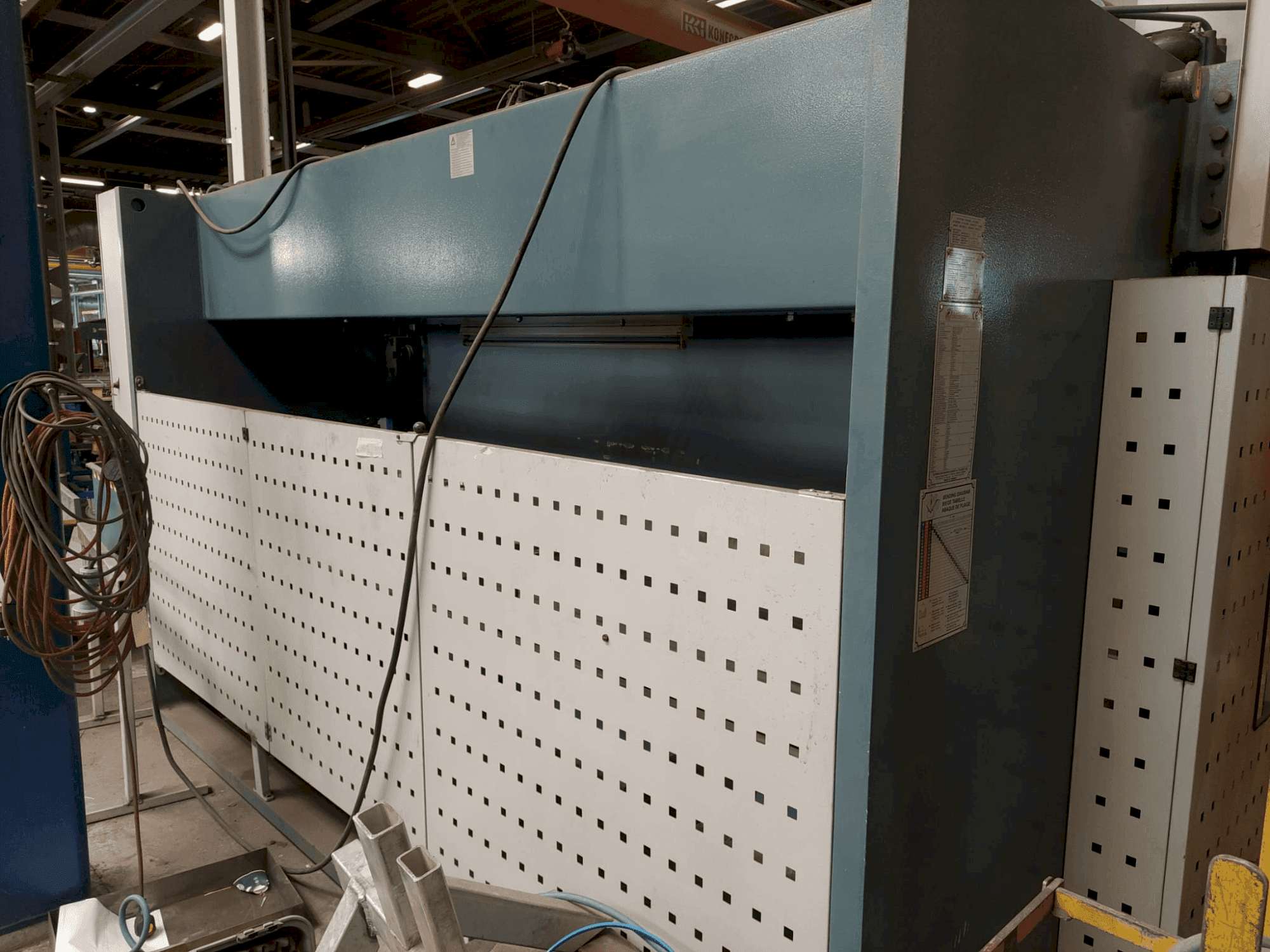 Vue de face de la machine Durma E 40160