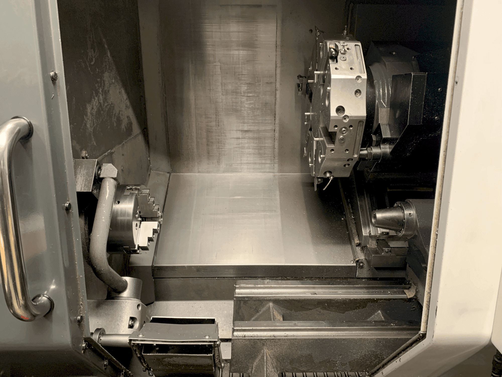 Vue de face de la machine HAAS ST-20Y