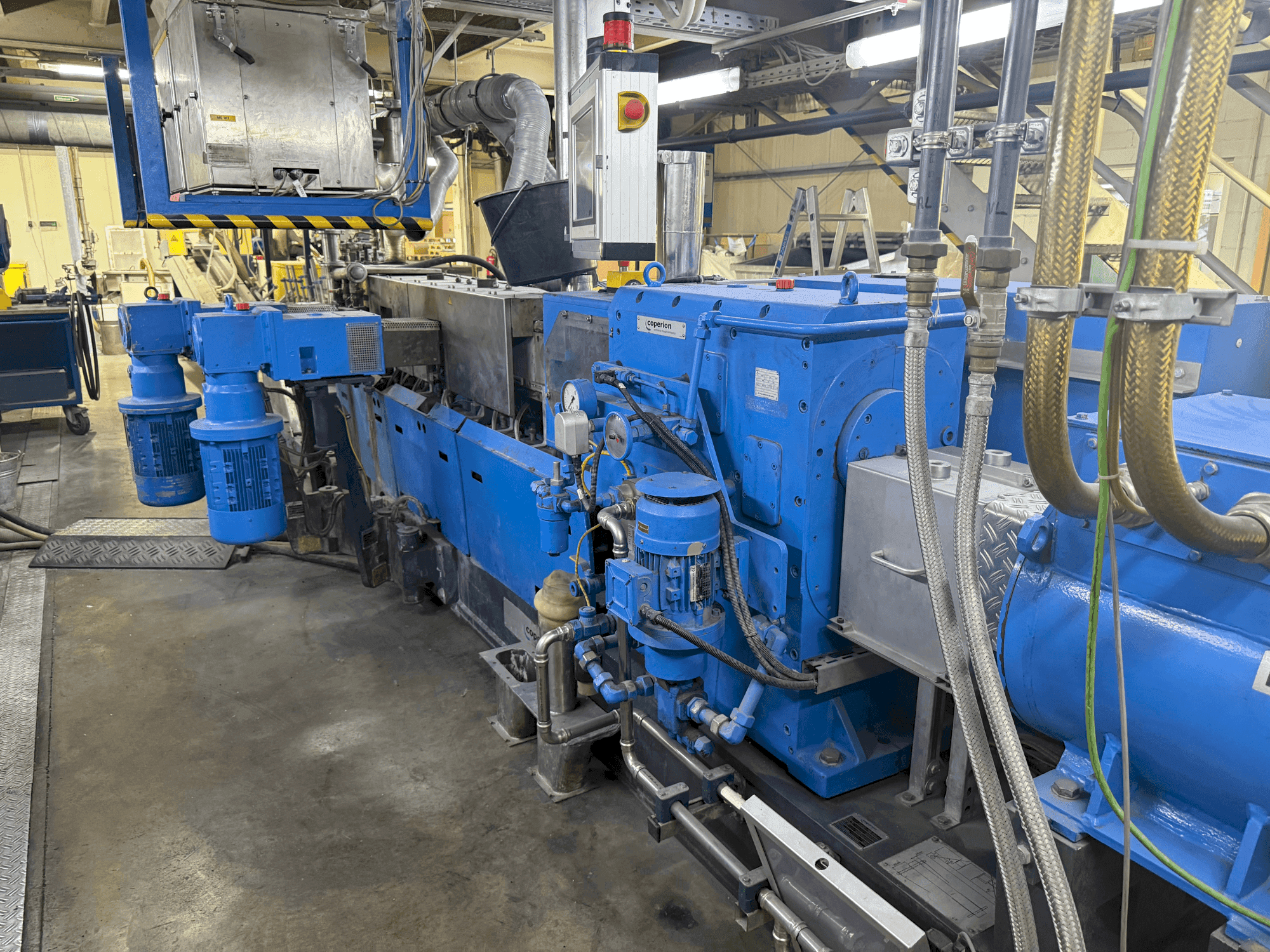 Vue de face de la machine COPERION ZSK 50 MCC+