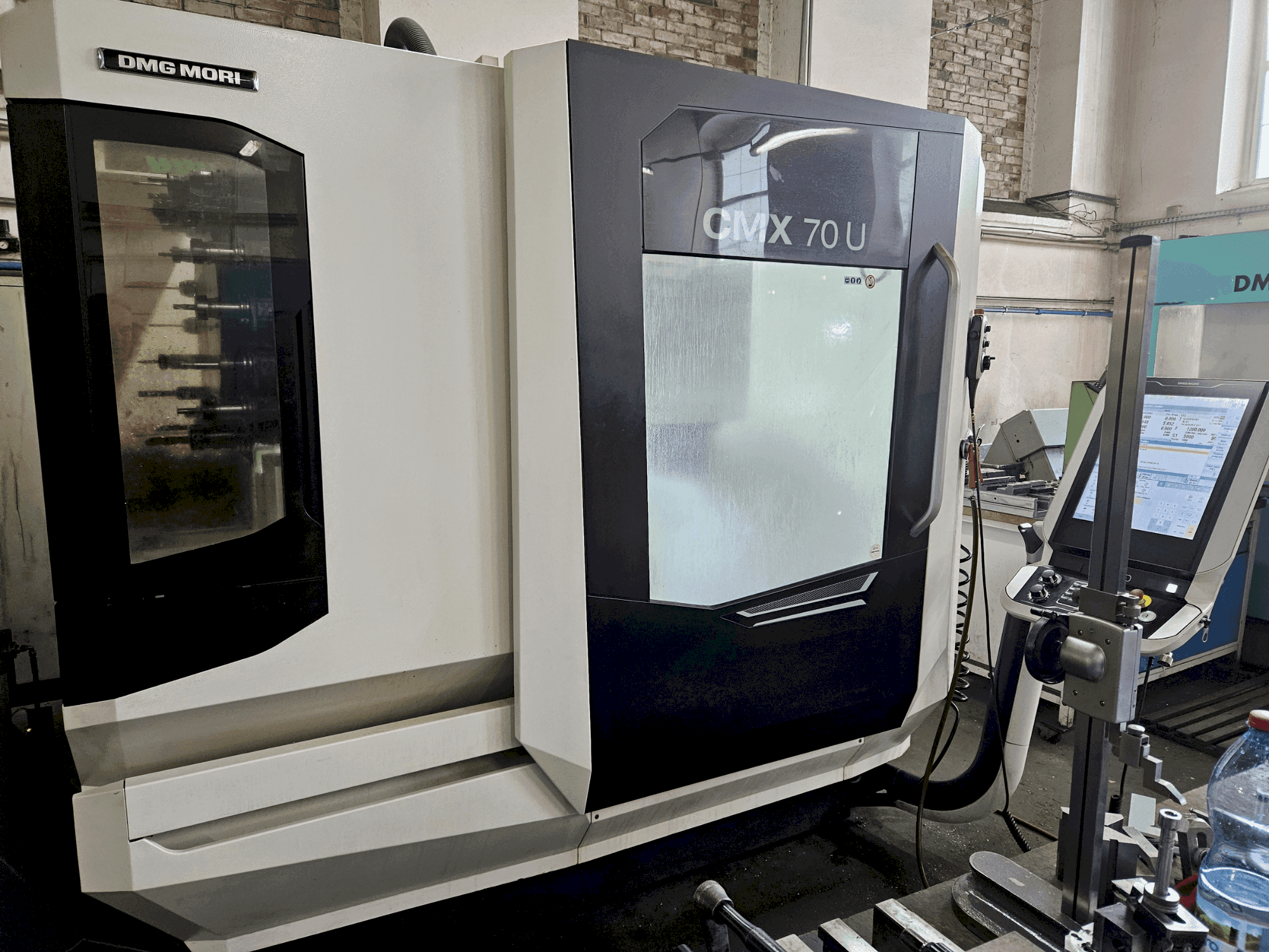 Vue de face de la machine DMG MORI CMX 70U