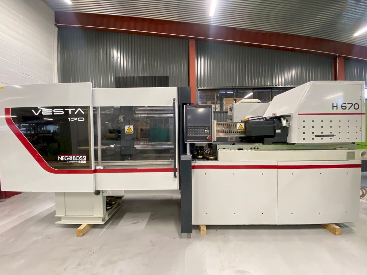 Vue de face de la machine Negri Bossi VE170, M151